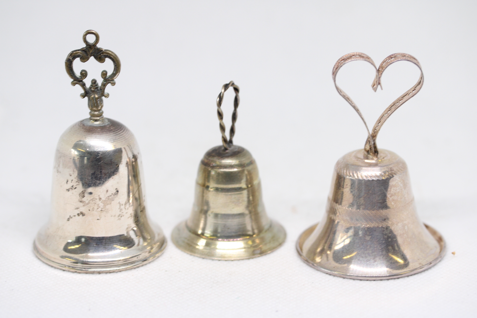 3 White metal bells Weight 38g