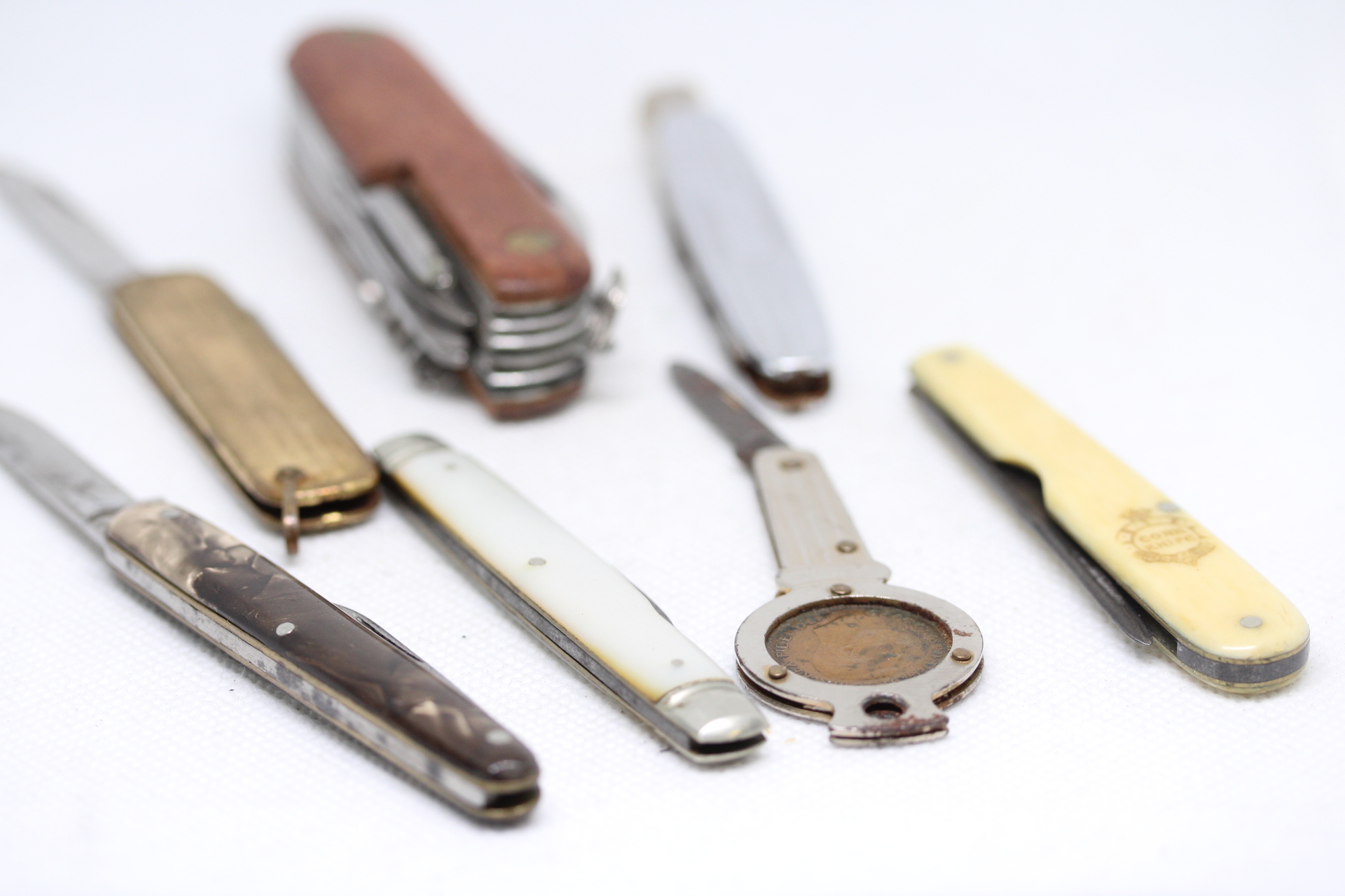 Group of fruit knives & 1 Swiss army knives