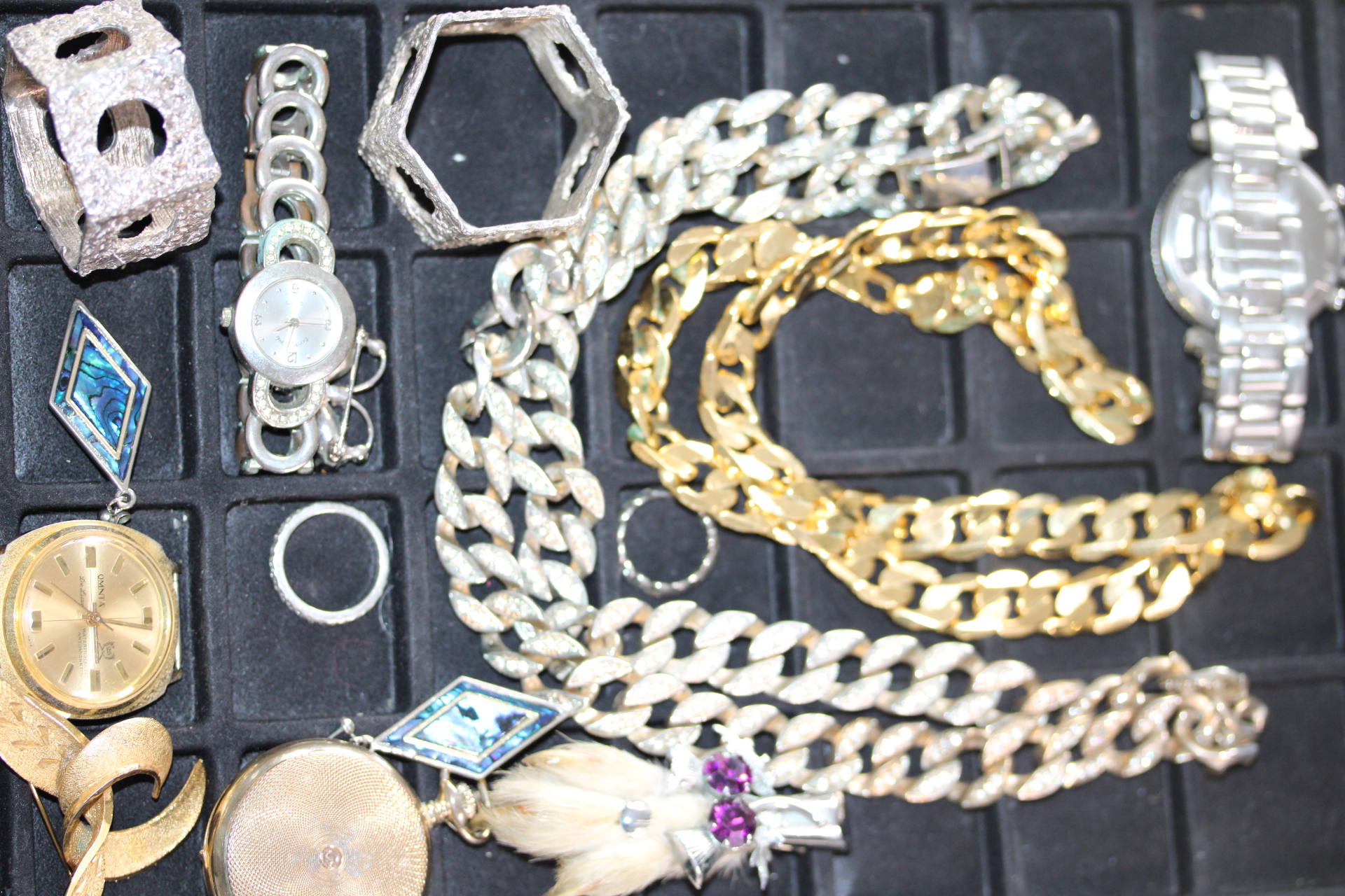 Collection of costume jewellery (no precious metal)