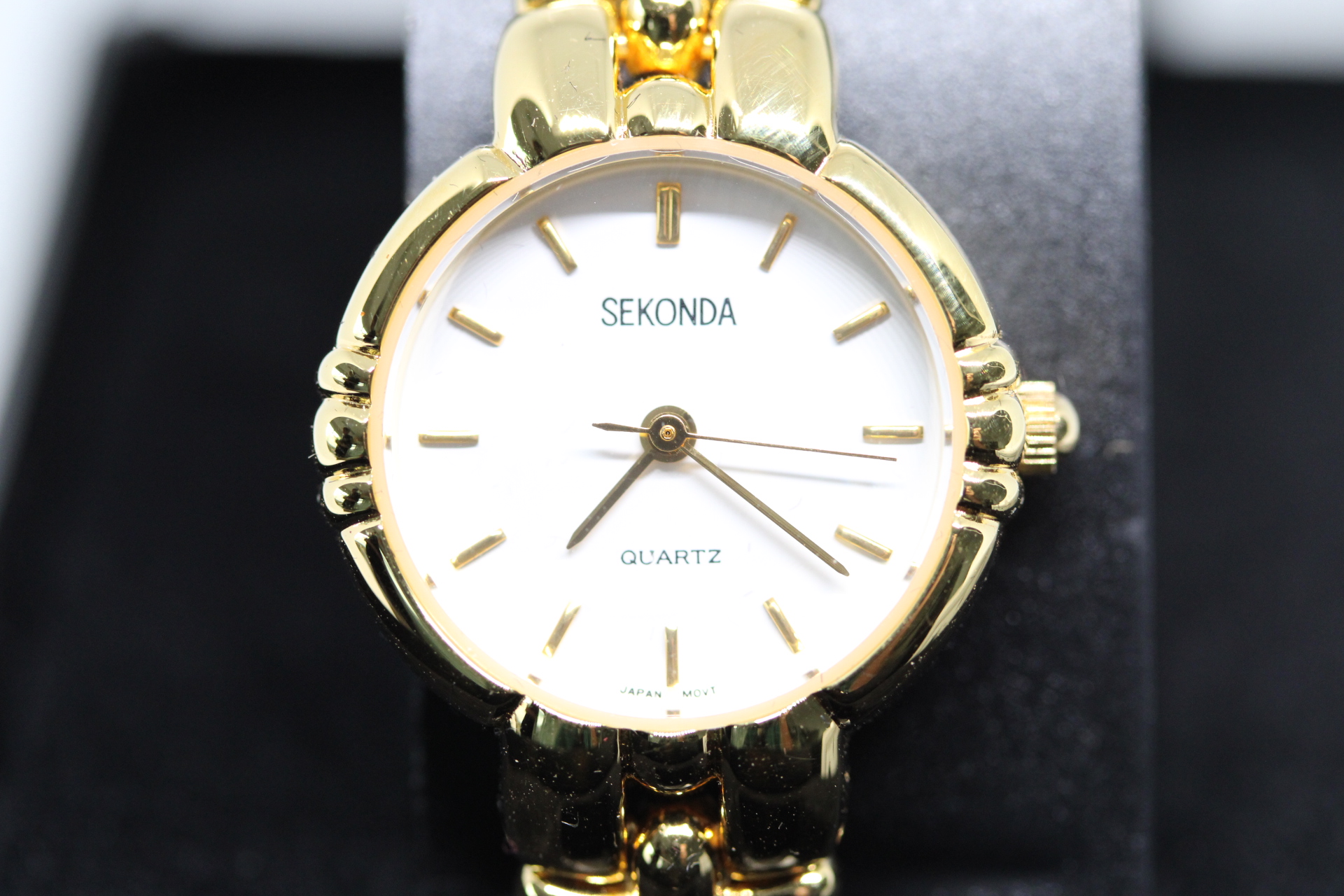Ladies Sekonda Gold-plated Quartz Watch in Box with Papers.