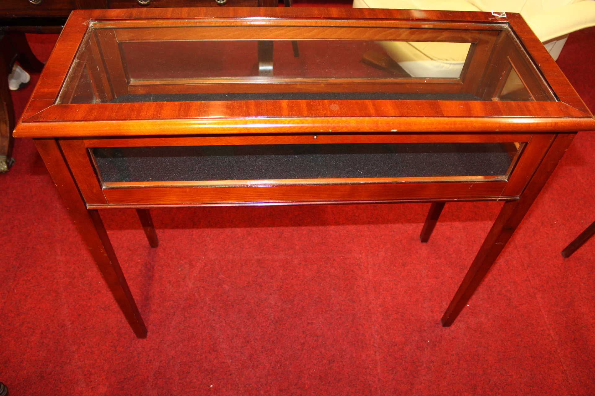 A Mahogany Bijouterie Display Table with key