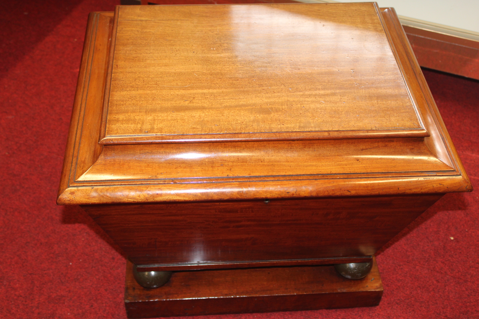19th Century English Regency Mahogany Sarcophagus Form Cellarette