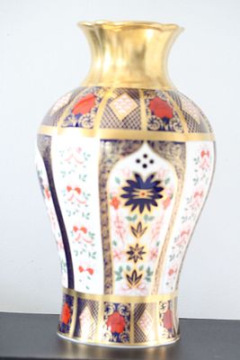 Royal Crown Derby Old Imari Pattern 1128 Bone China Vase Height 30 cm. This English bone china 
