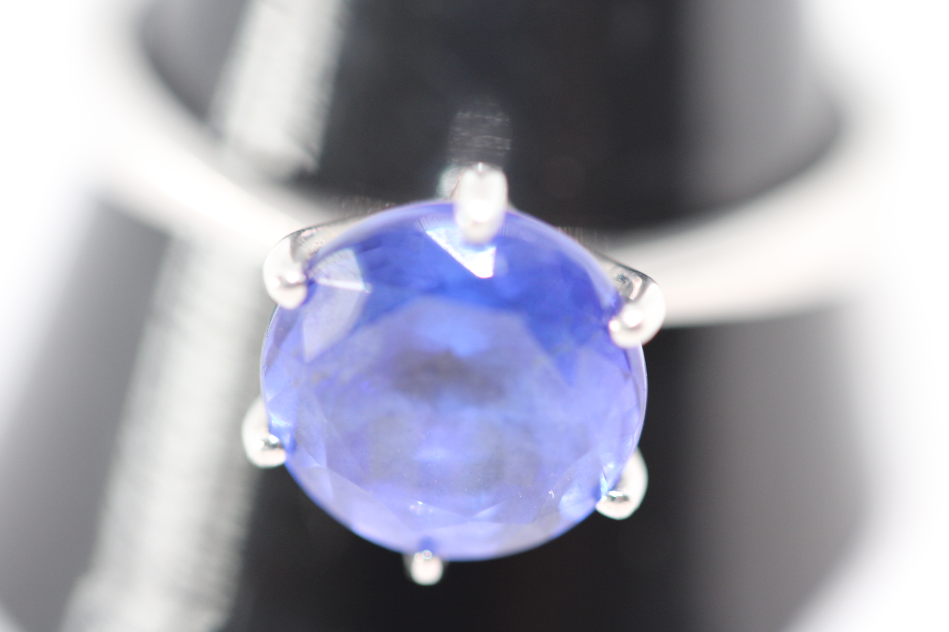 Platinum tanzanite Ring Weight 5.8g Size S approx tanzanite size 3ct