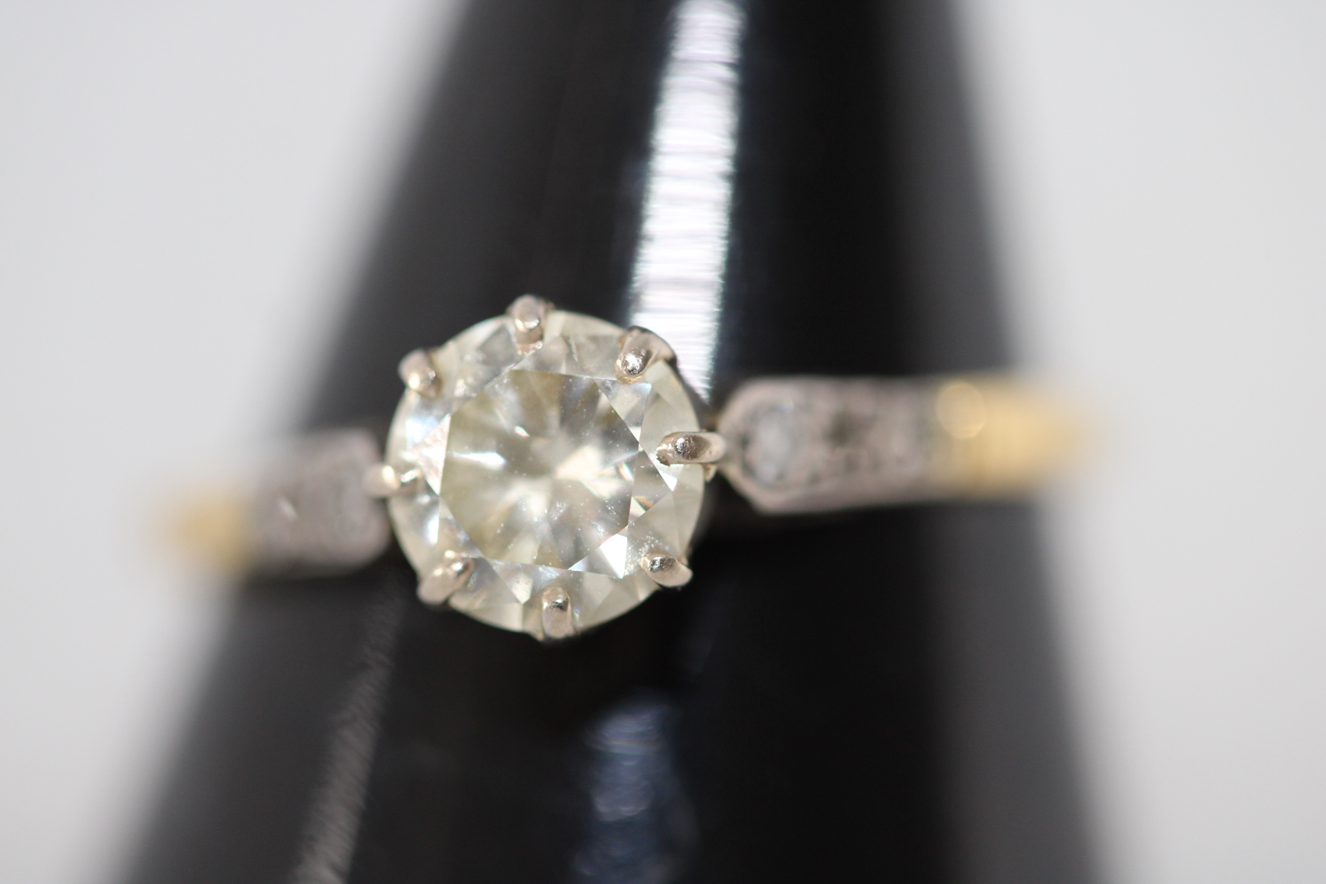 18ct gold Two-Tone Gold and approx 1ct solitare Diamond Engagement Ring with Old European Cut Center Stone Weight 2.5g Size Q