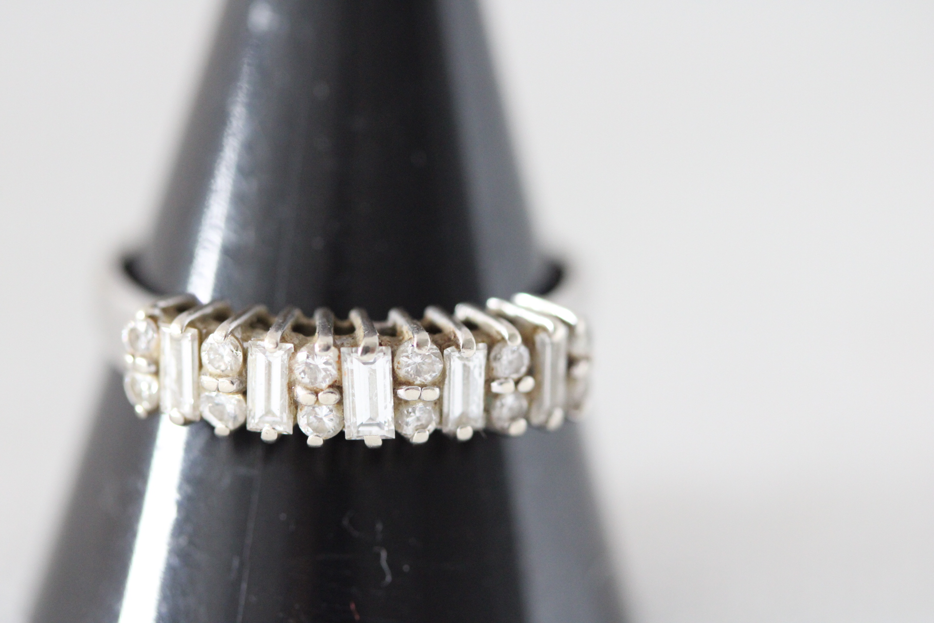 18ct Karat White Gold Baguette and Round Cut Diamond Band Weight 2.9g Size P