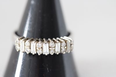 18ct Karat White Gold Baguette and Round Cut Diamond Band Weight 2.9g Size P. An eternity-style 