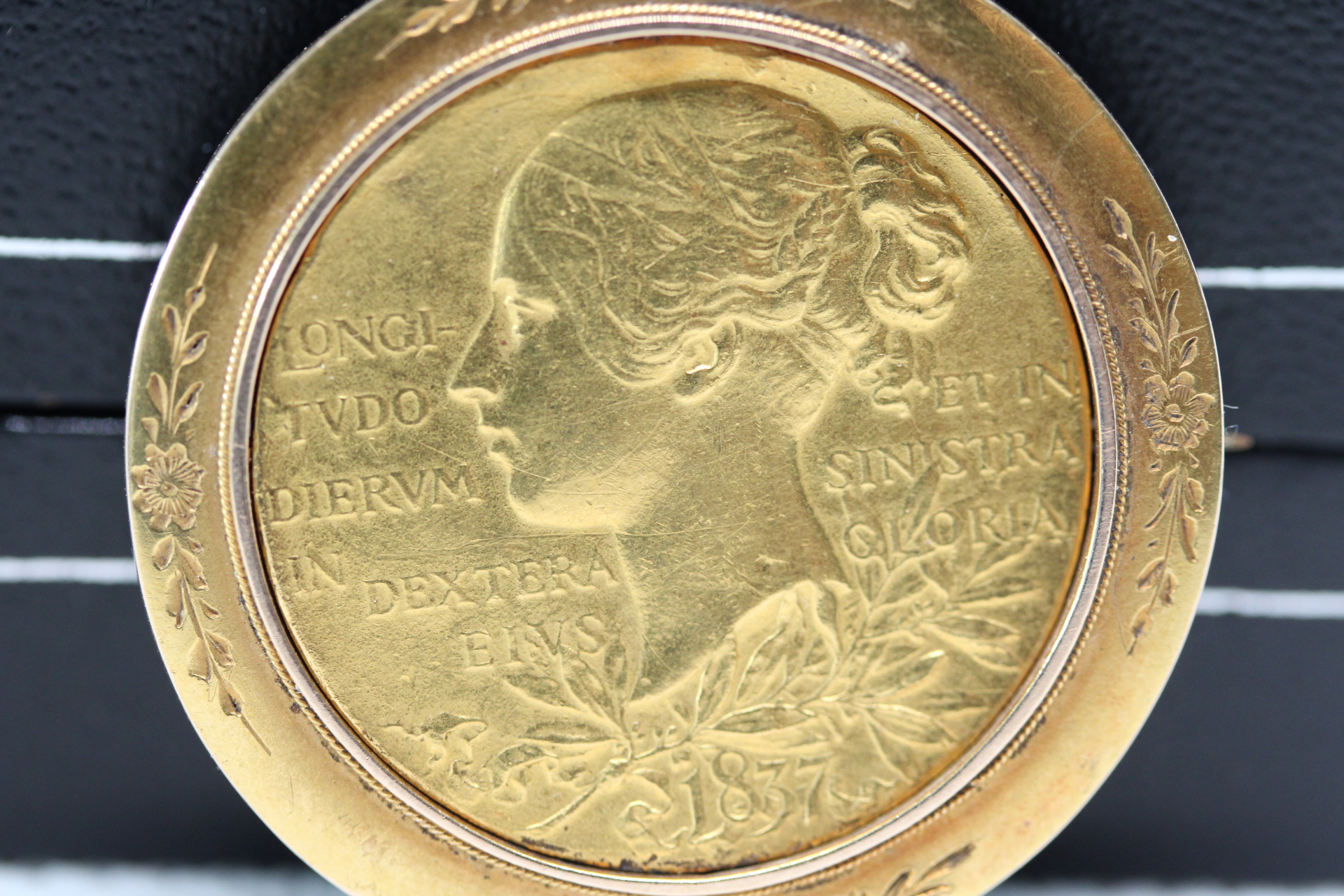 1897 Victorian diamond jubilee gold coin/medal issued by the Royal mint to commemorate Queen Victoria's diamond jubilee in 189. 24ct gold Weight 12.9g with 15 ct gold swivel mount Total weight 16.8g