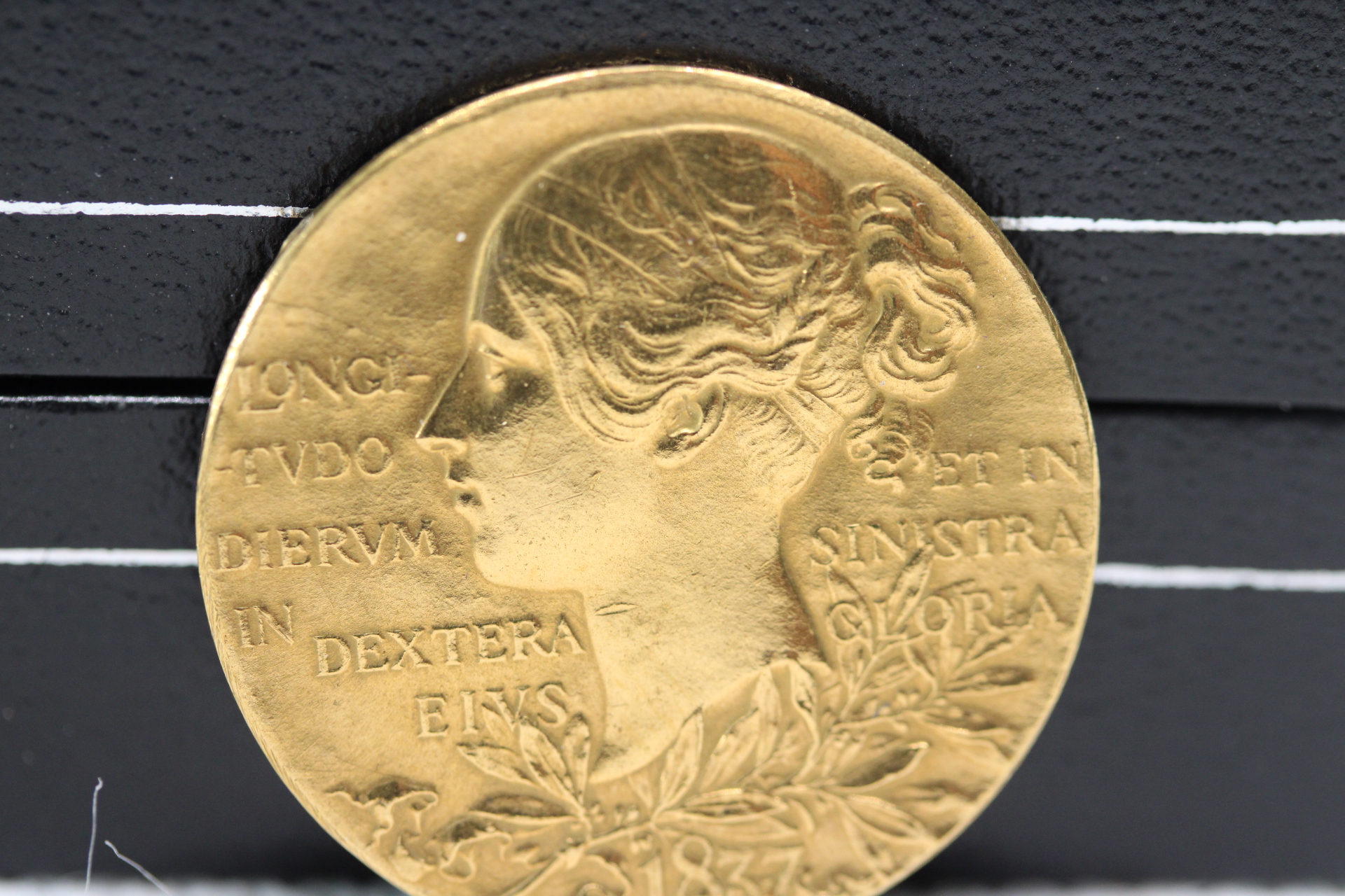 1897 Victorian diamond jubilee gold coin/medal issued by the Royal mint to commemorate Queen Victoria's diamond jubilee in 189. 24ct gold Weight 12.9g