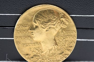 1897 Victorian diamond jubilee gold coin/medal issued by the Royal mint to commemorate Queen 