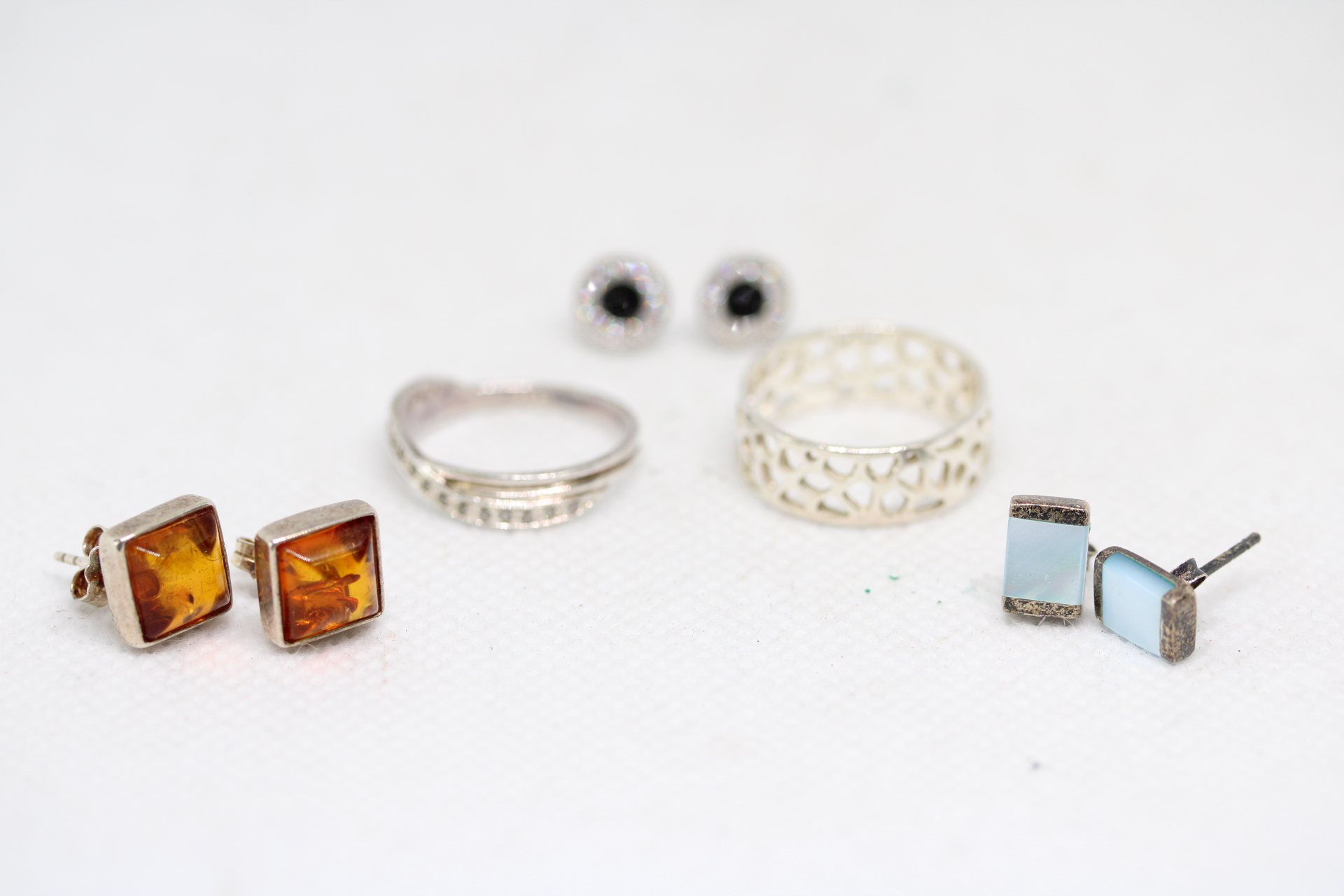 2x Silver rings & 3 pairs of silver earrings
