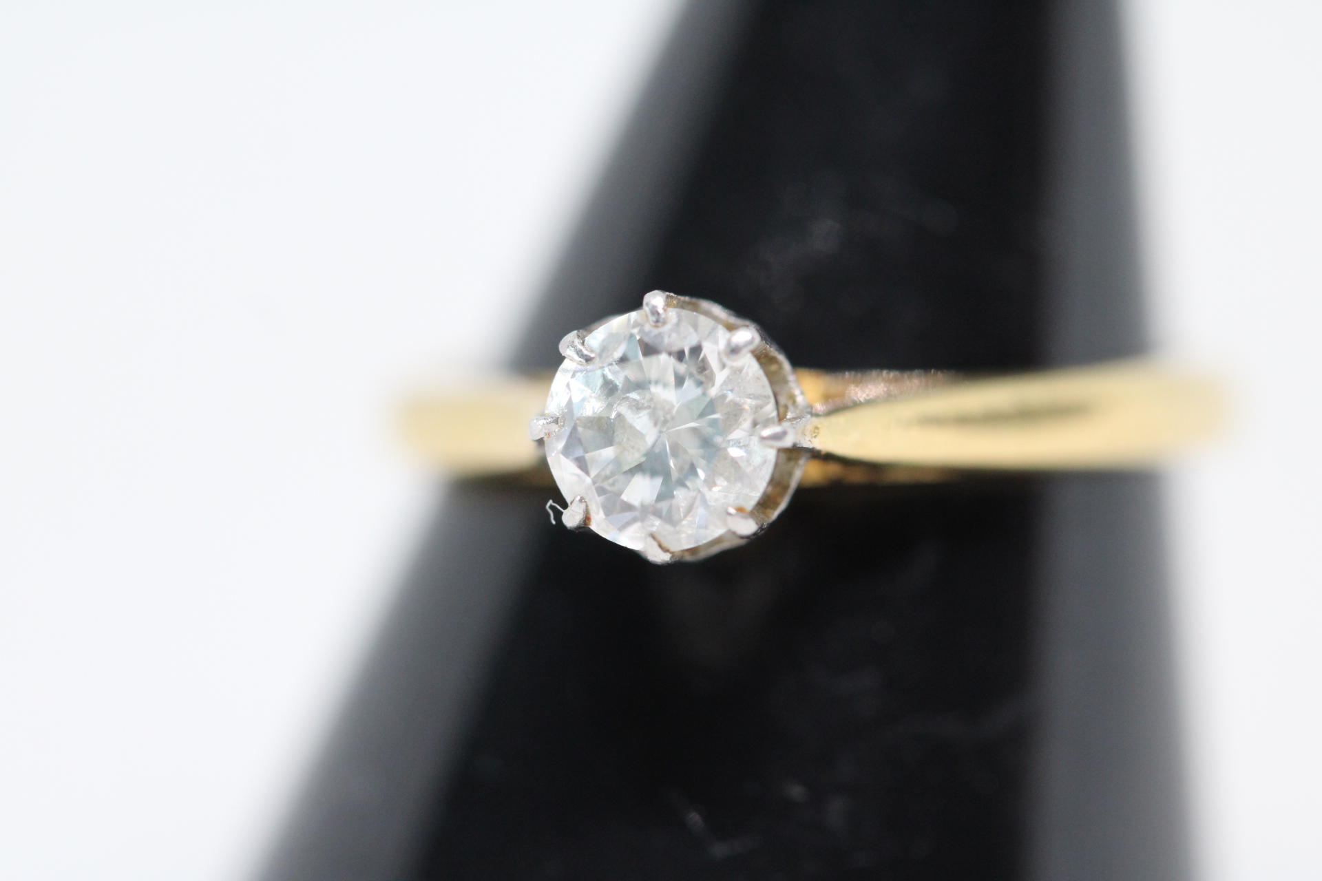 18ct Gold ring set with soliatre diamond approx 0.50ct
