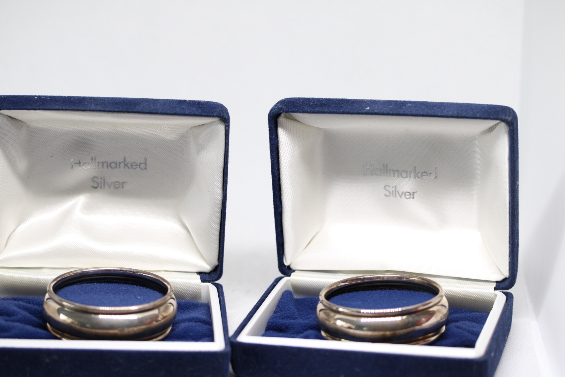 2x Cased silver napkin rings Weight 23g