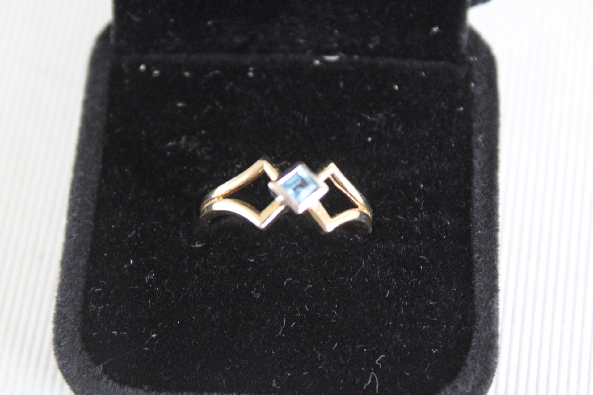 9ct Gold ring blue topaz Size O 2.3g