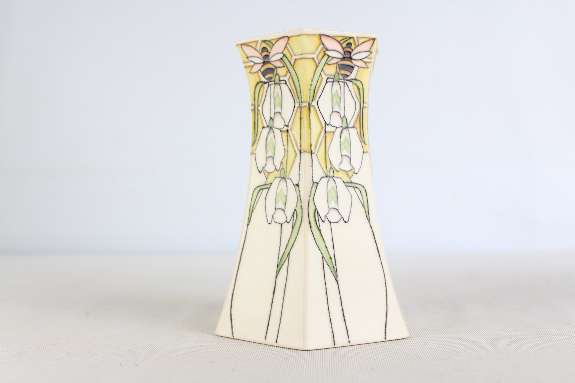 Moorcroft 7' vase scented snowdrop