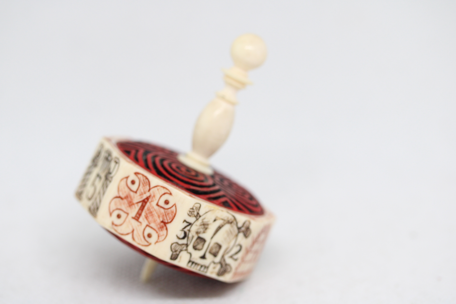 Bone masonic spinnning top 8 sided (age unknown)