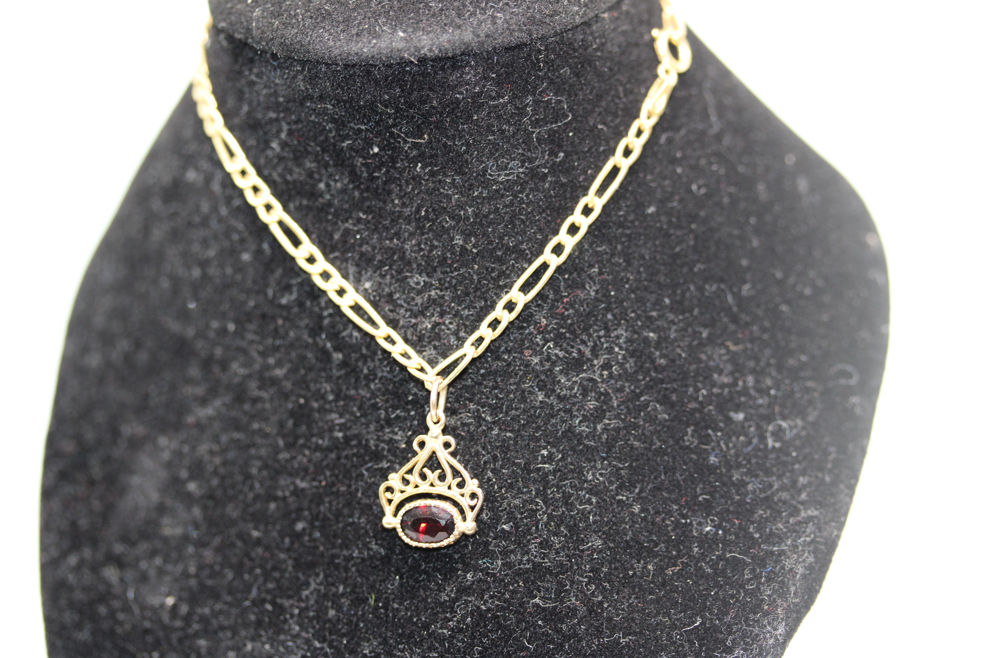 9ct Gold bracelet with charm Weight 1.3g