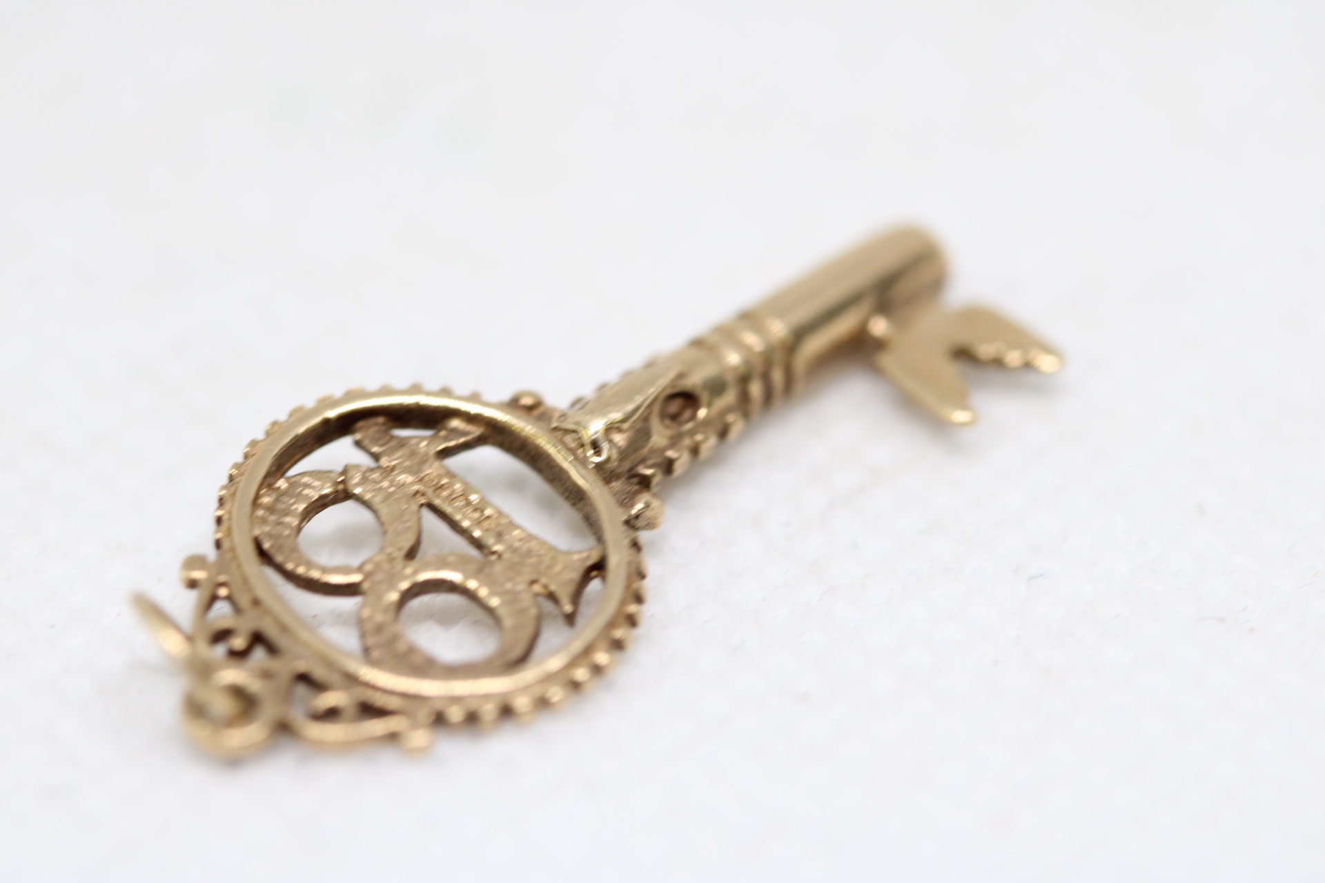 9ct Gold charm/pendant in the form of a key 2.8g