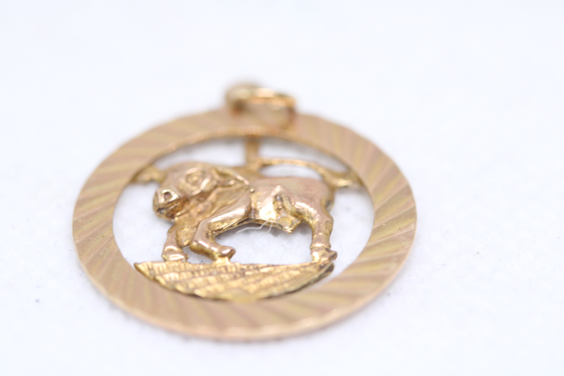 9ct Gold bull pendant 2.3g