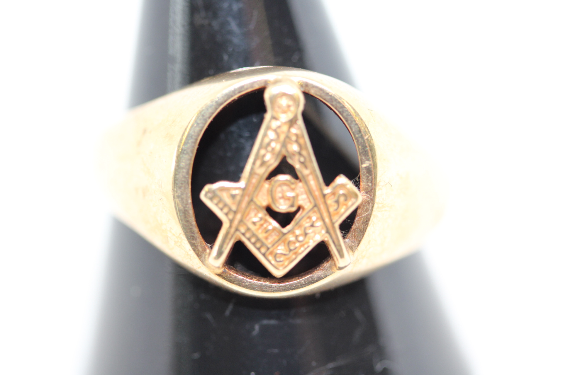 9ct Gold masonic ring Weight 4.8g Size T