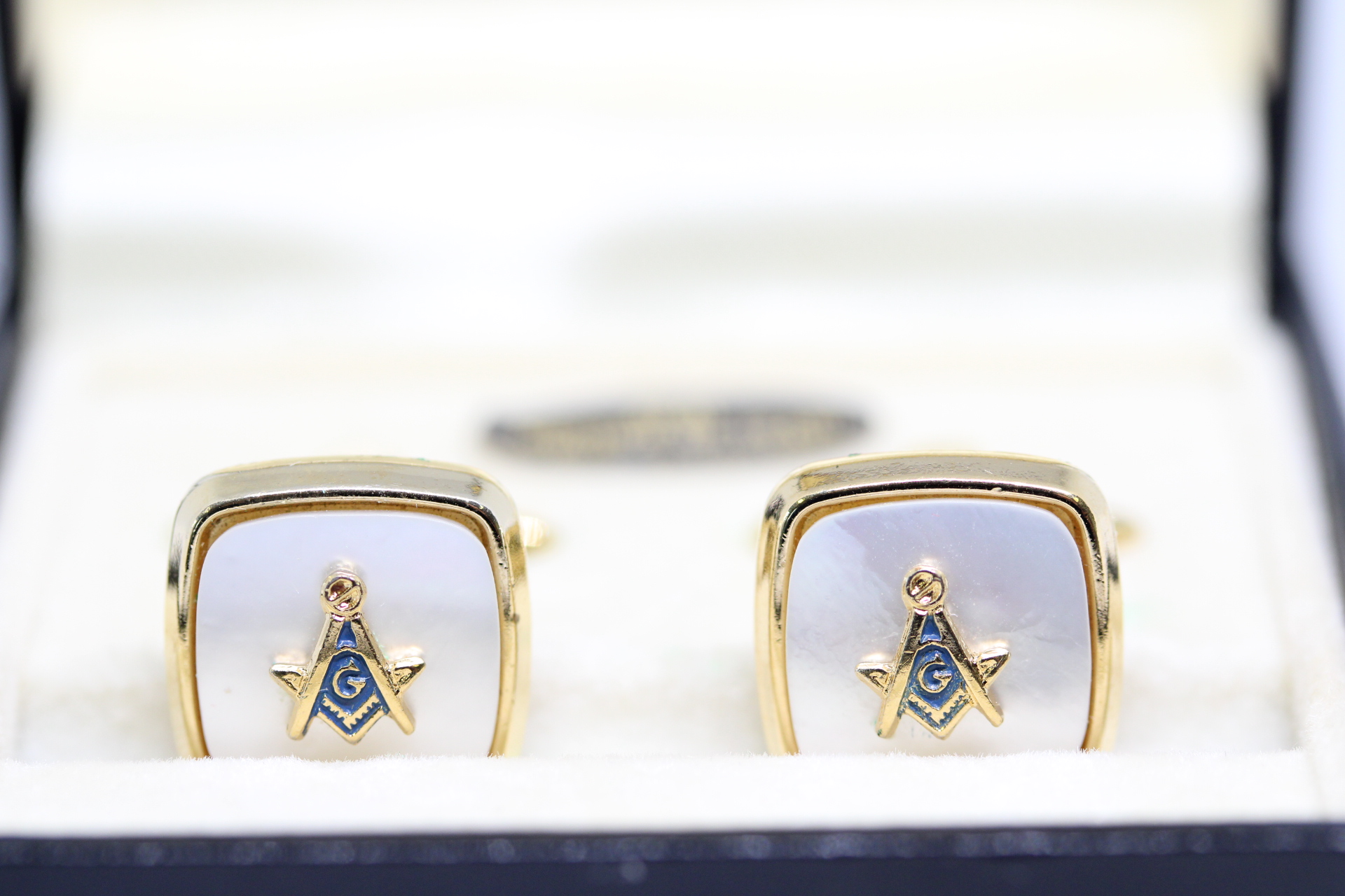 Pair of Stratton masonic cufflinks set with mother of pearl (gold plated)