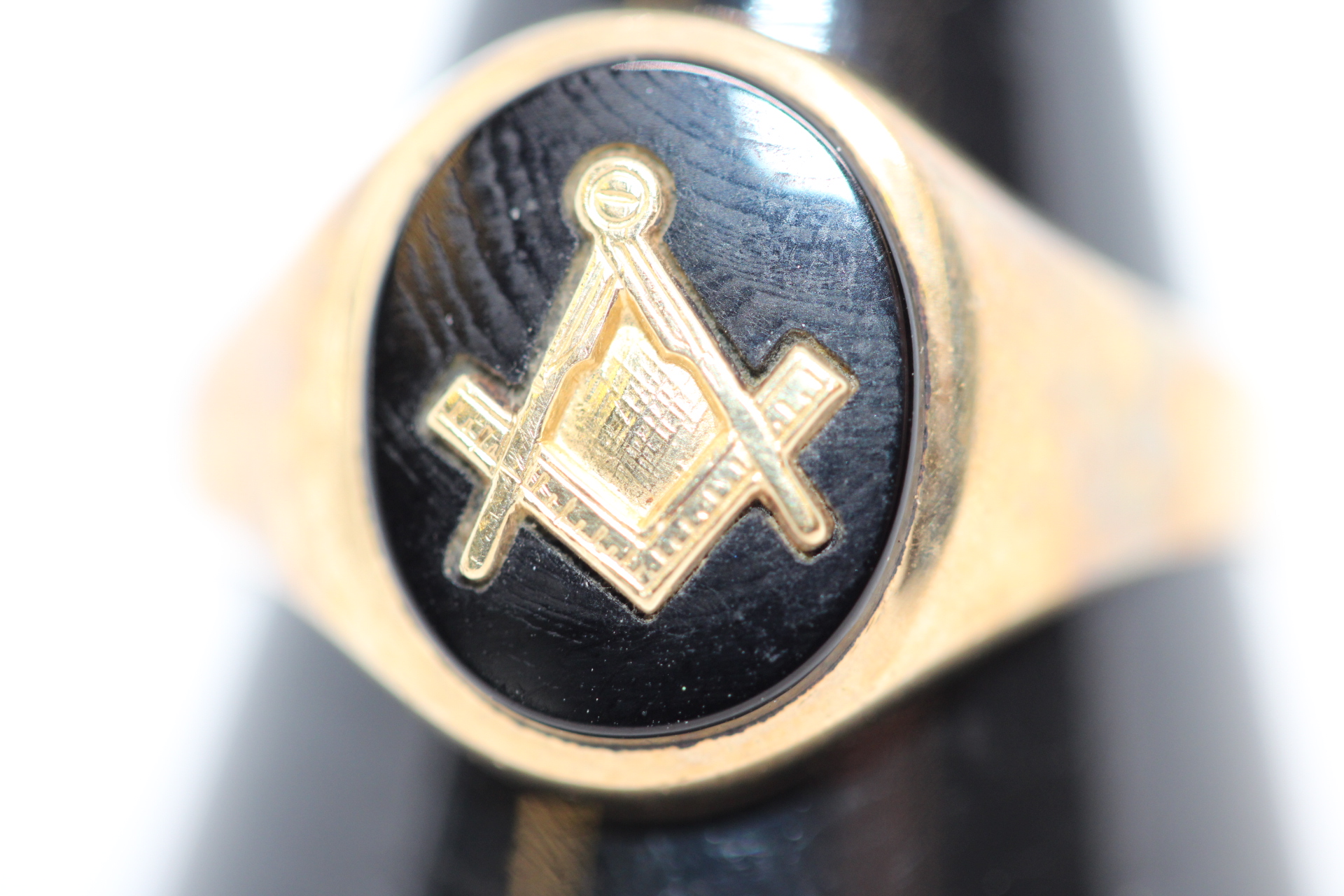 9ct Gold masonic ring Weight 2.4g Size T