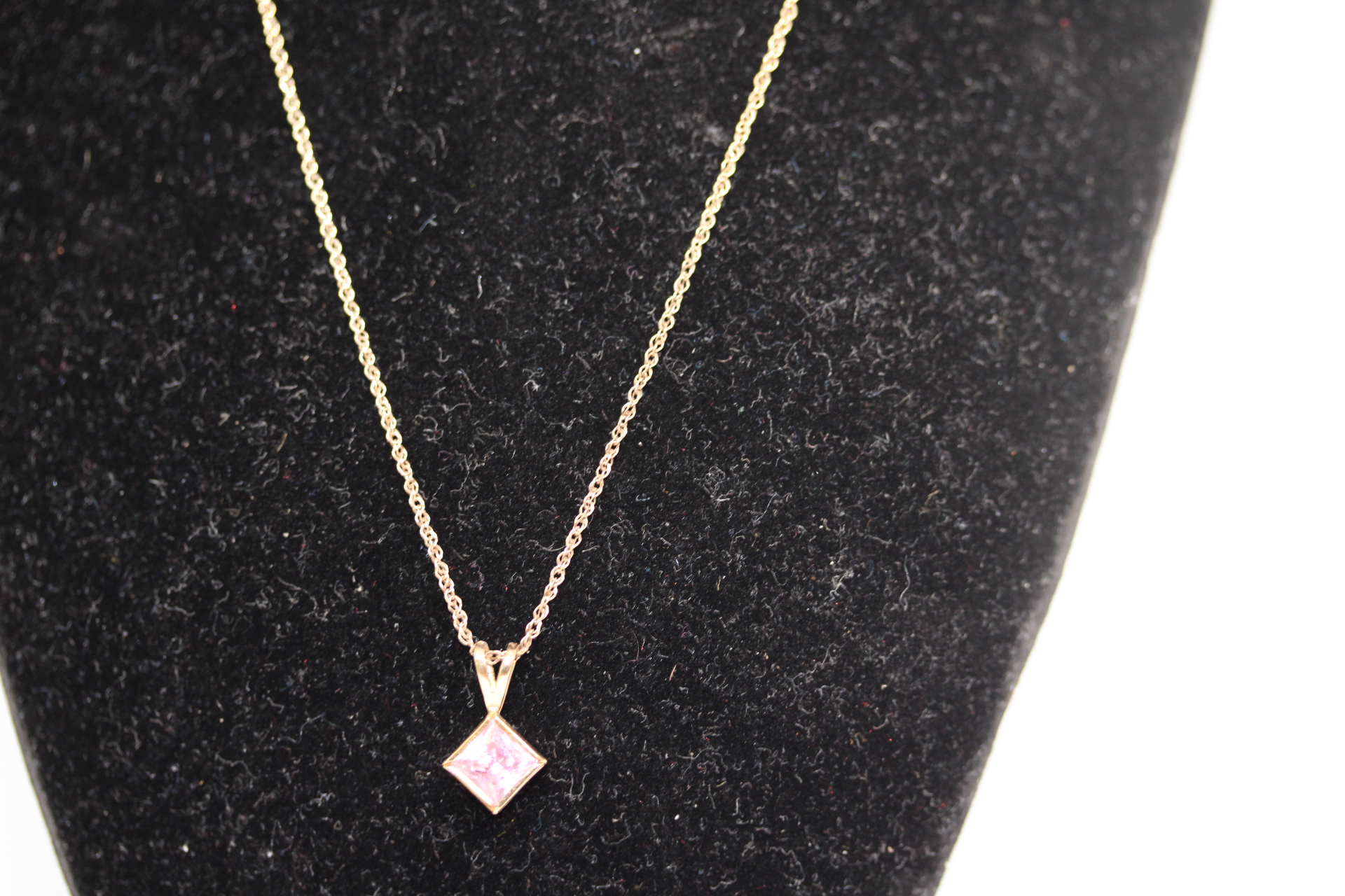 9ct Gold chain & pendant - pendant set with pink stone Weight 1.6g