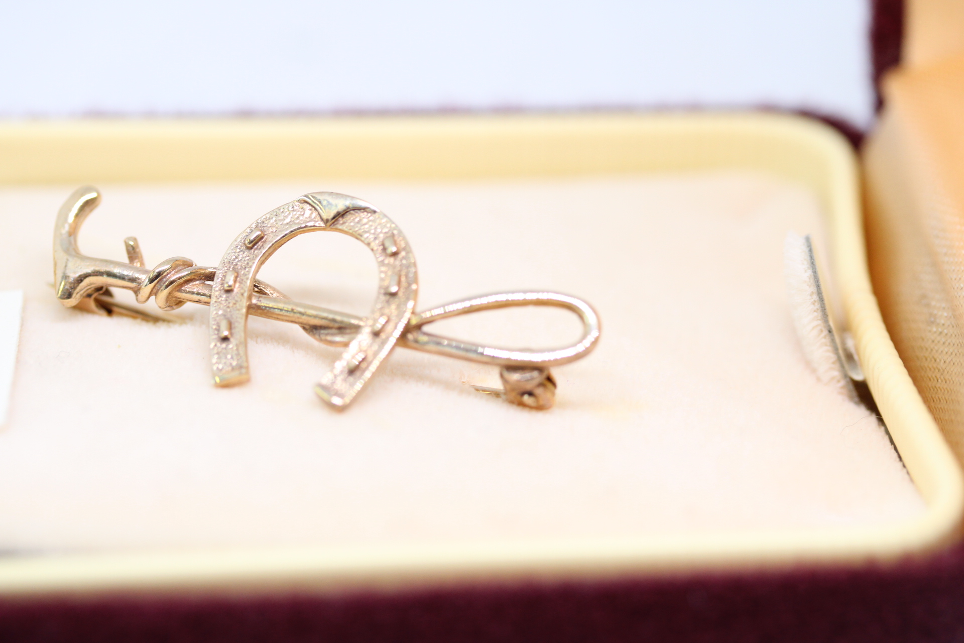 9ct Gold Horse shoe pin brooch Weight 3g