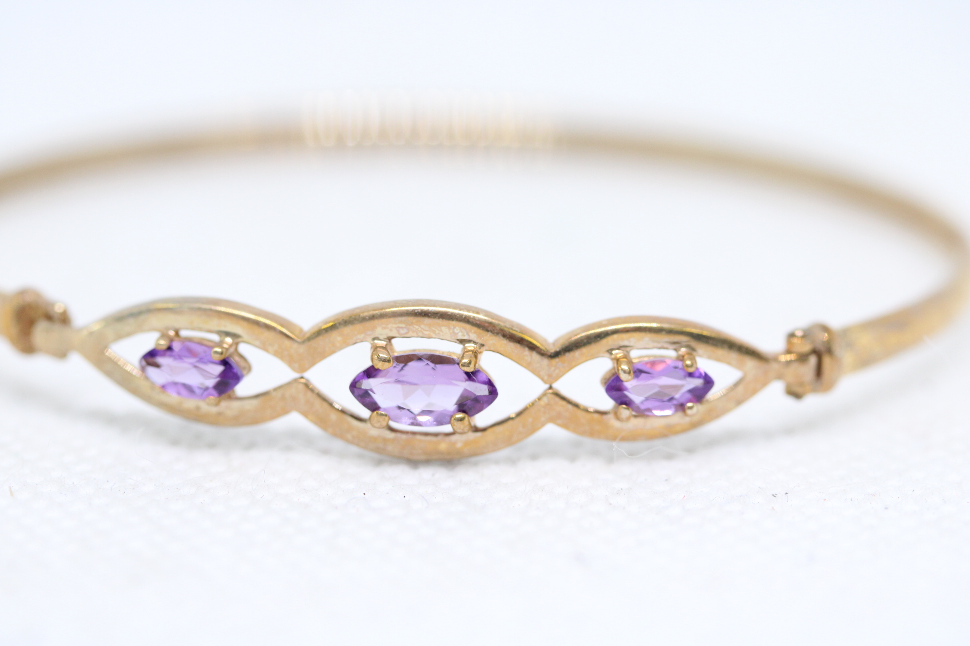 9ct Gold bangle set with 3 amethyst Weight 3.9g