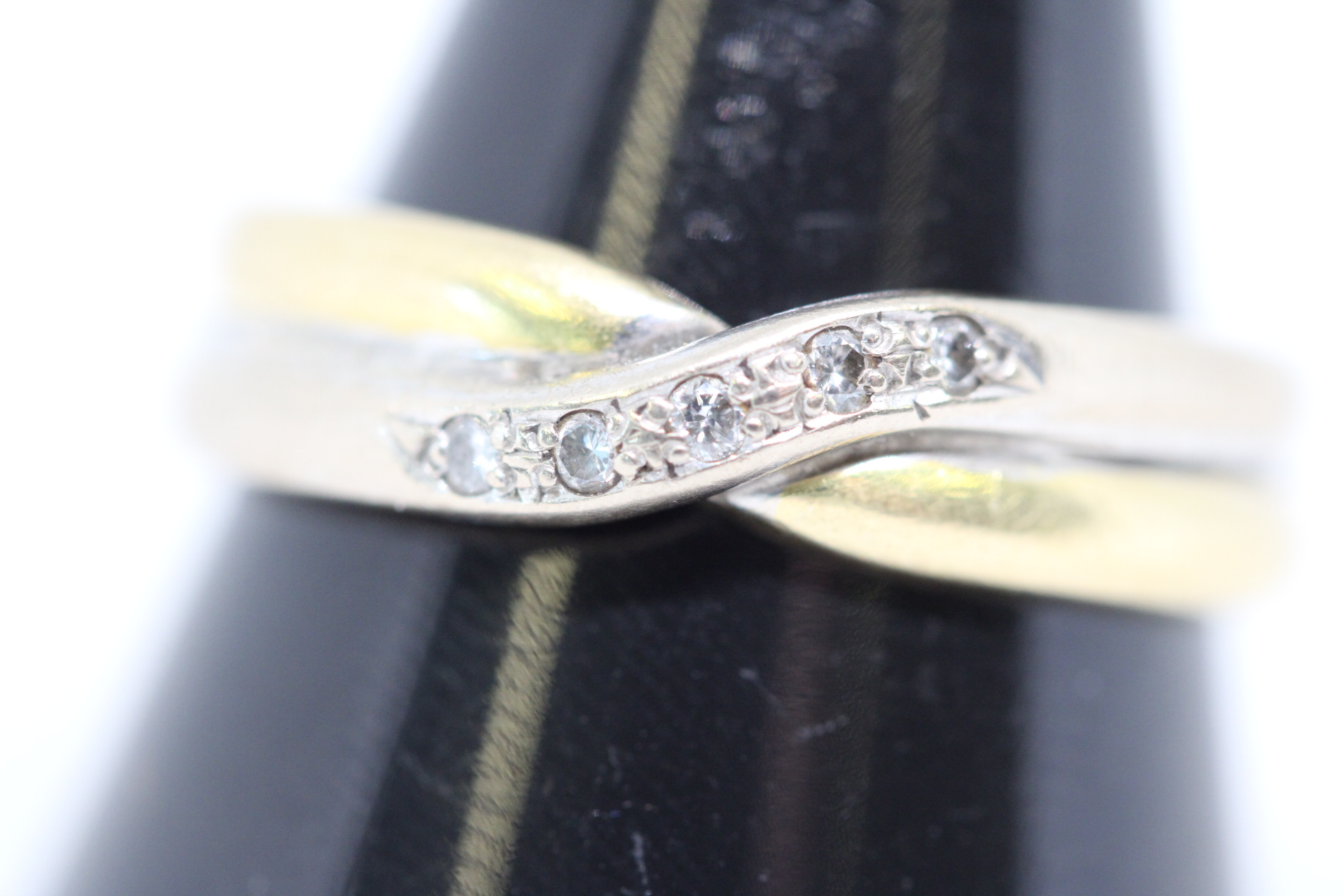 18ct dual colour ring set with 5 diamonds Weight 5.3g