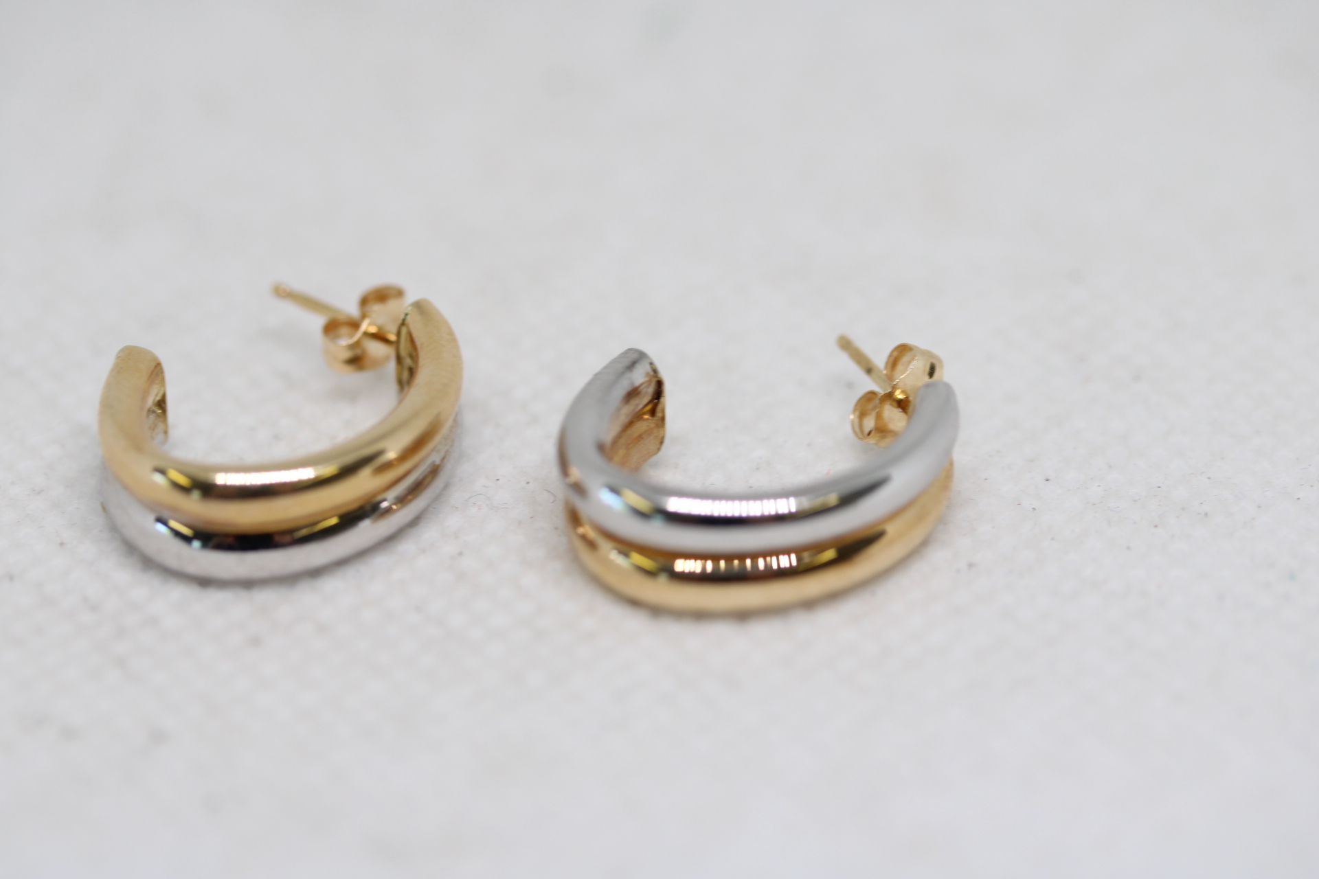 18ct Gold dual colour earrings Weight 2.3g