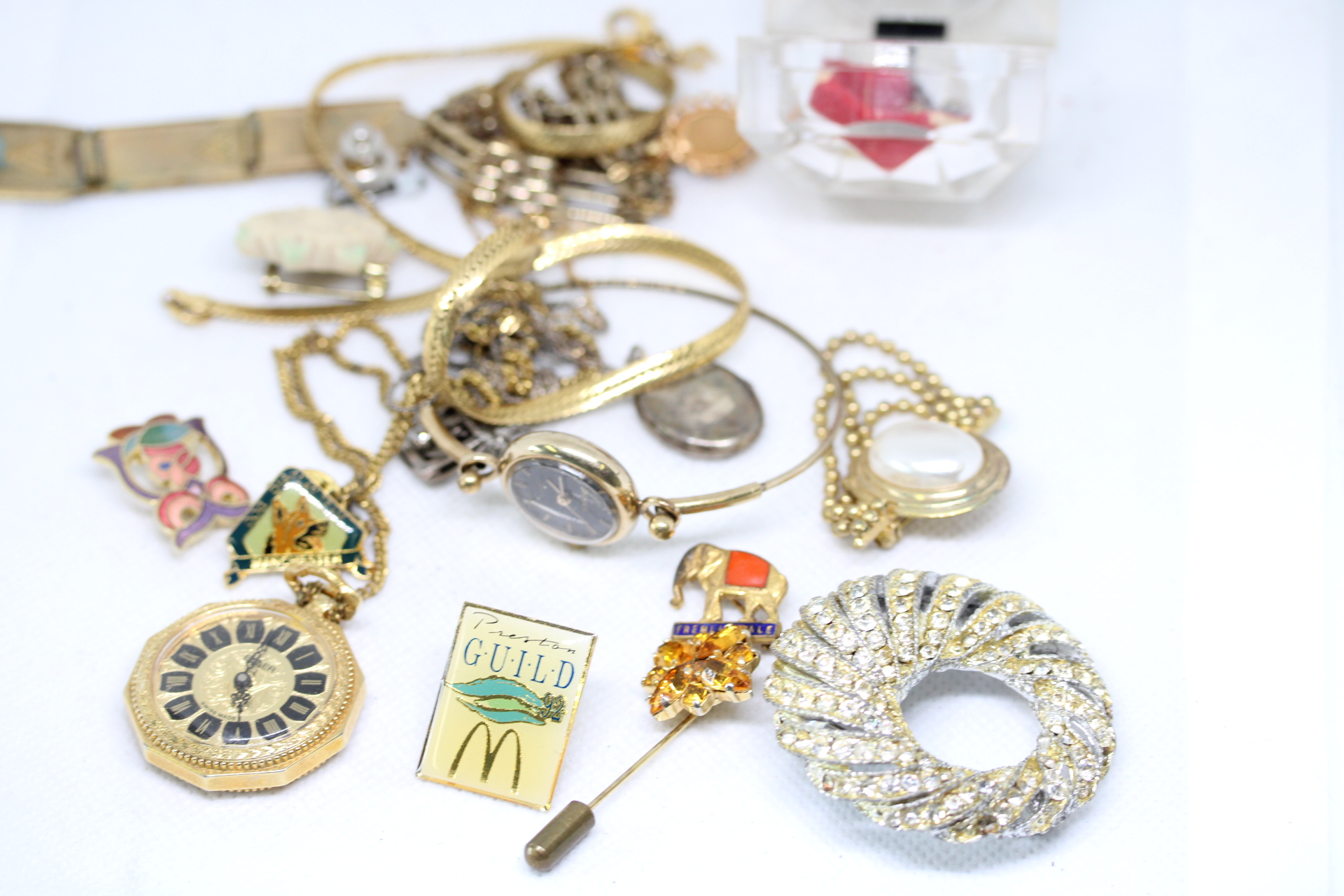 Collection of costume jewellery & pin bagdes