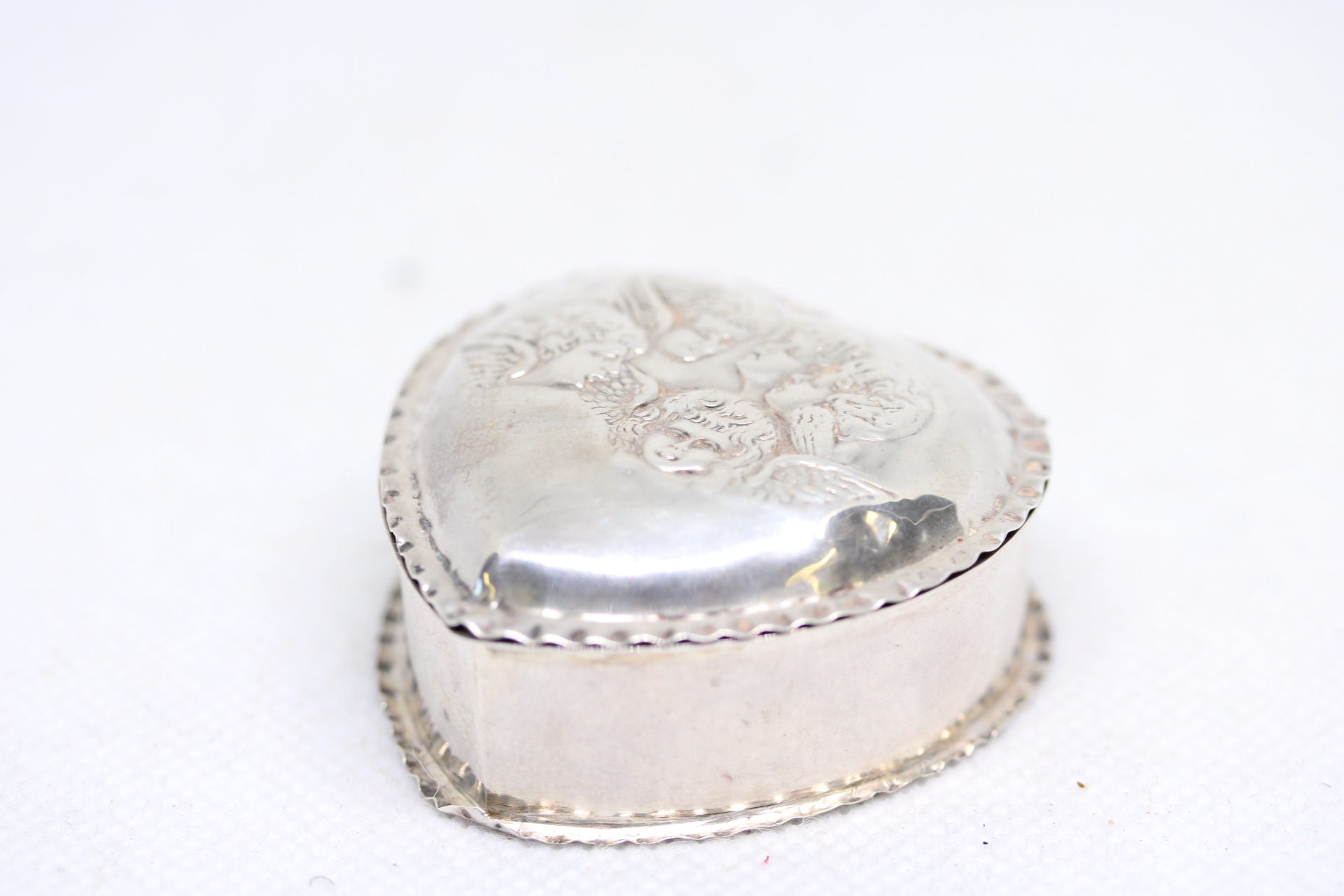 Silver trinket box heart shaped with cherub engraving - Birmingham 1904