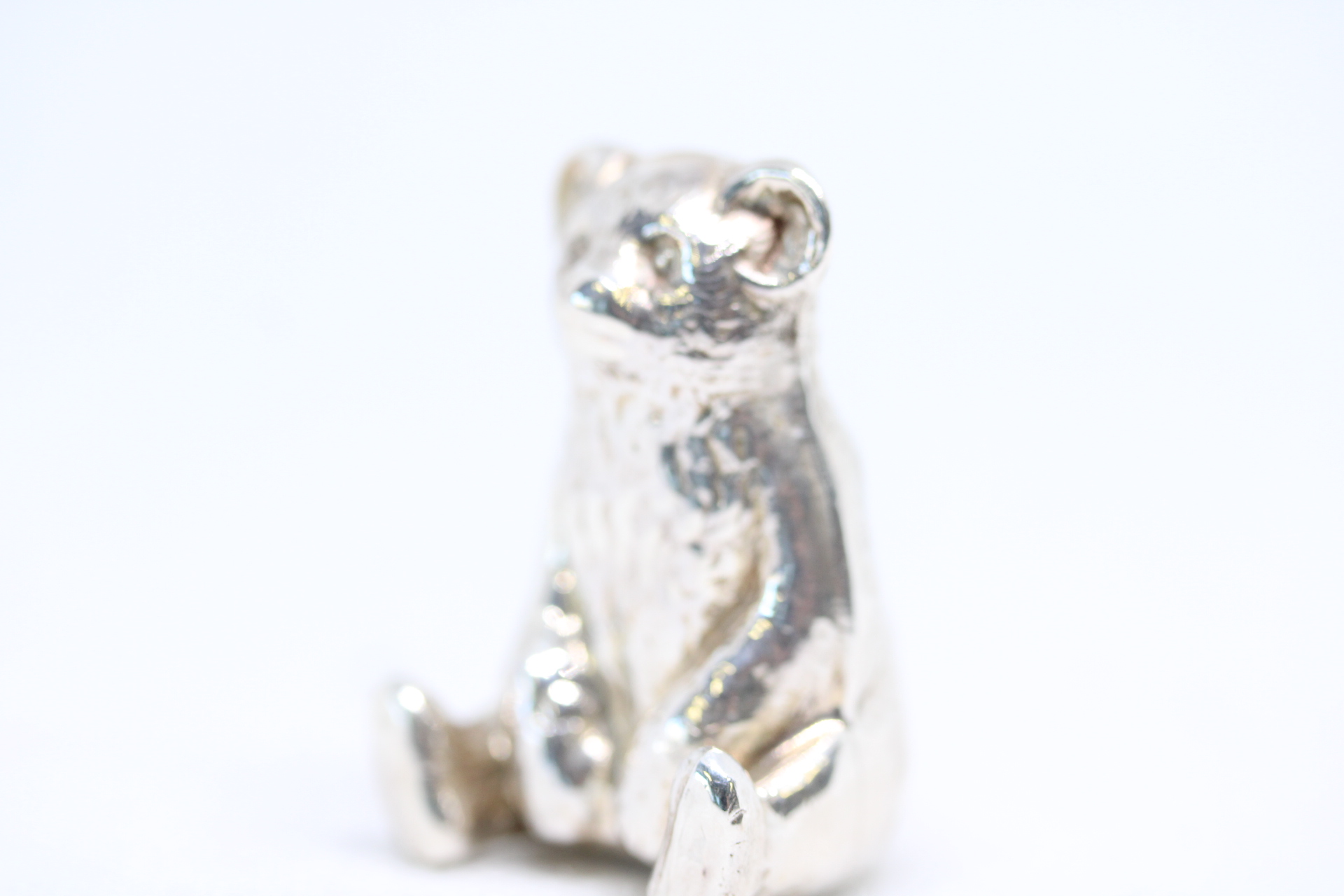 Sterling silver sitting bear Height 3.5 cm