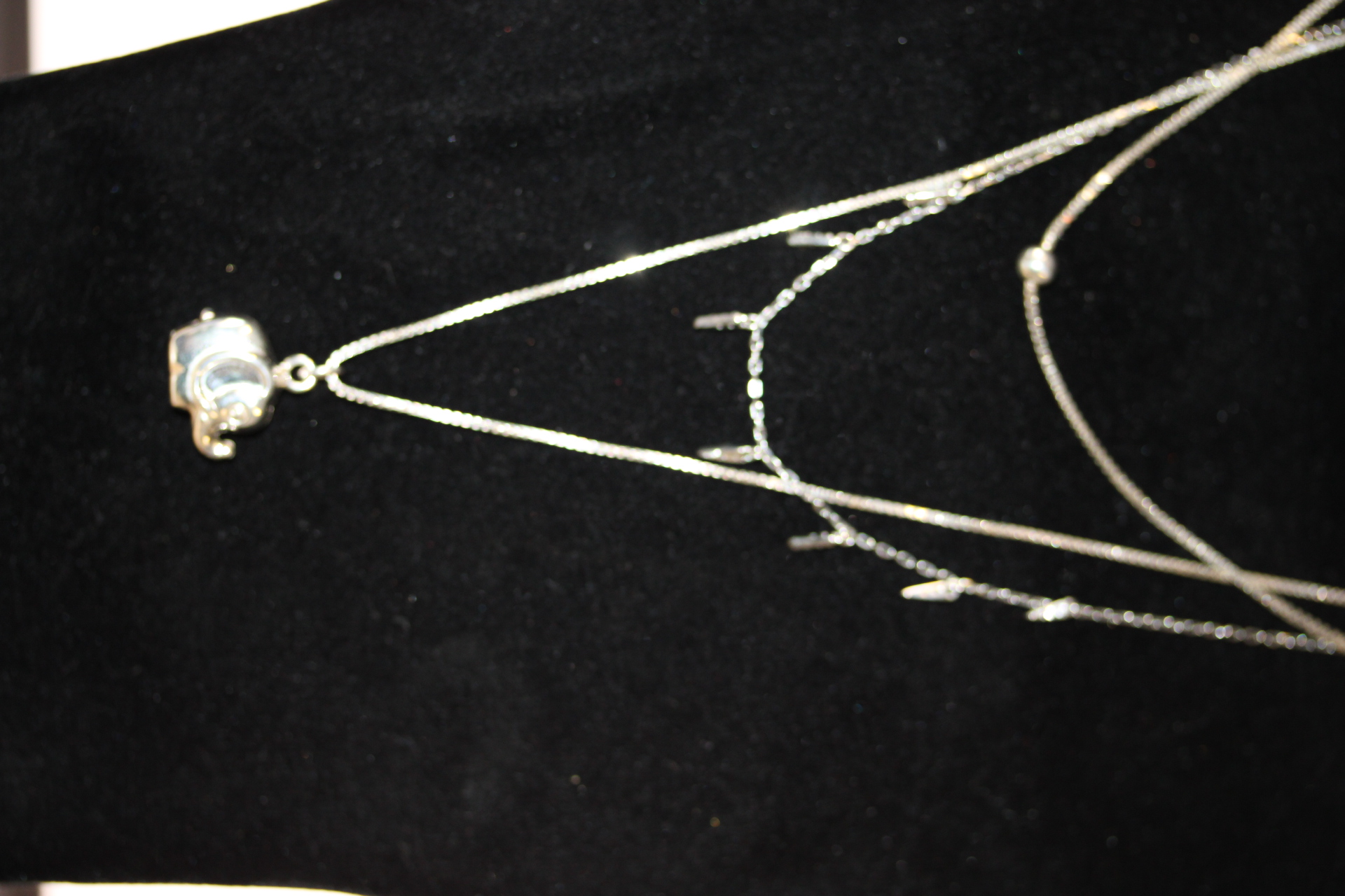 3x Silver chains - 1 with pendant