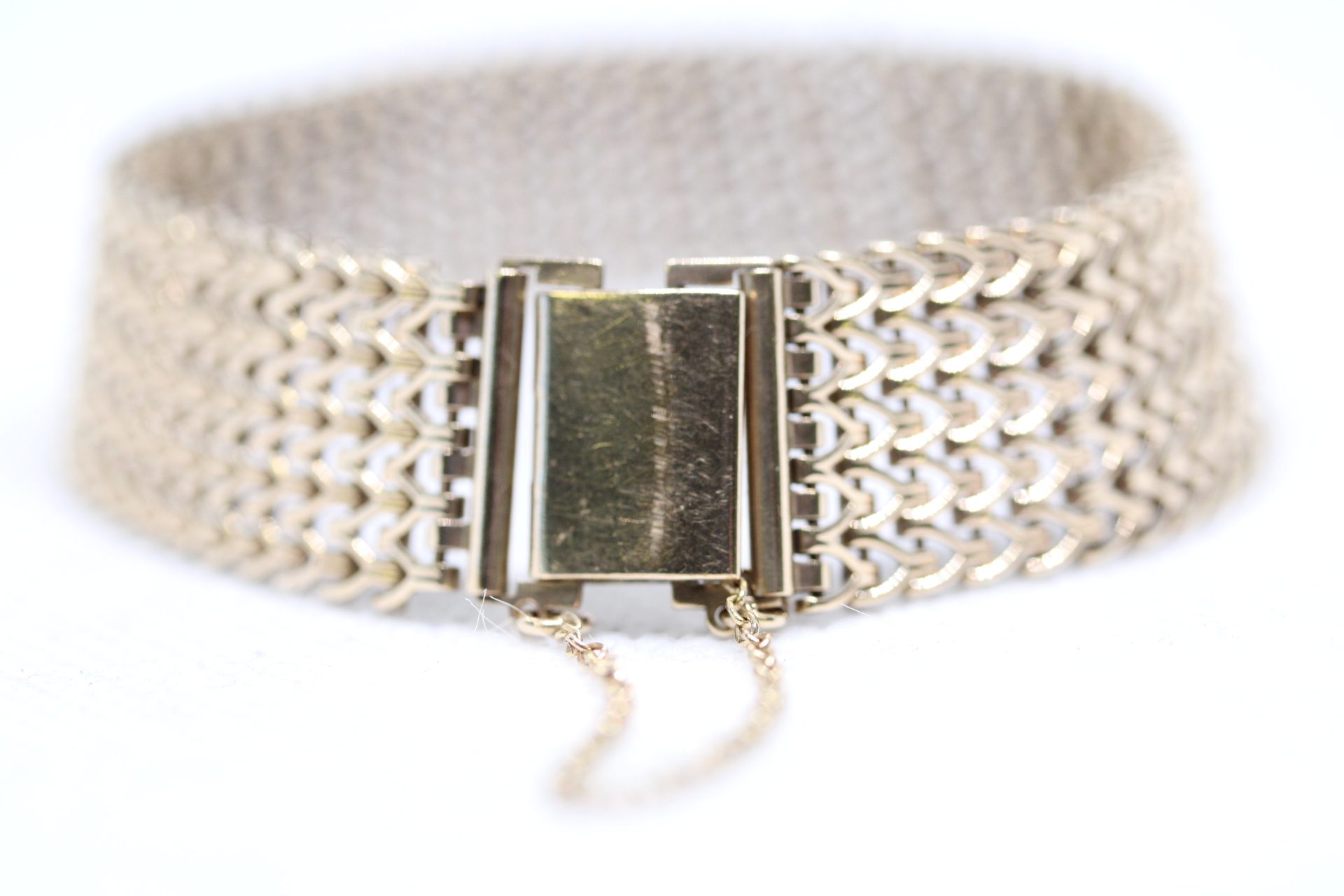 9ct Gold gate bracelet with safety chain Weight 20.1g