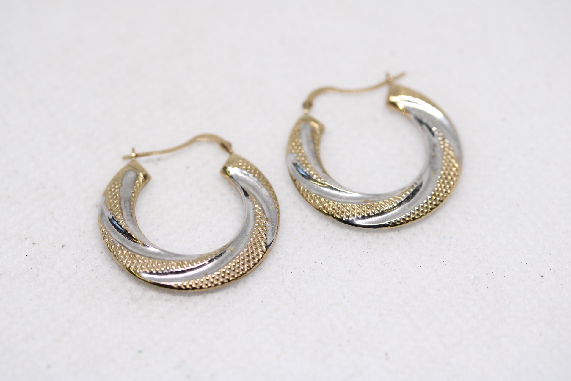 Pair of 9ct gold dual colour earrings Weight 1.3g