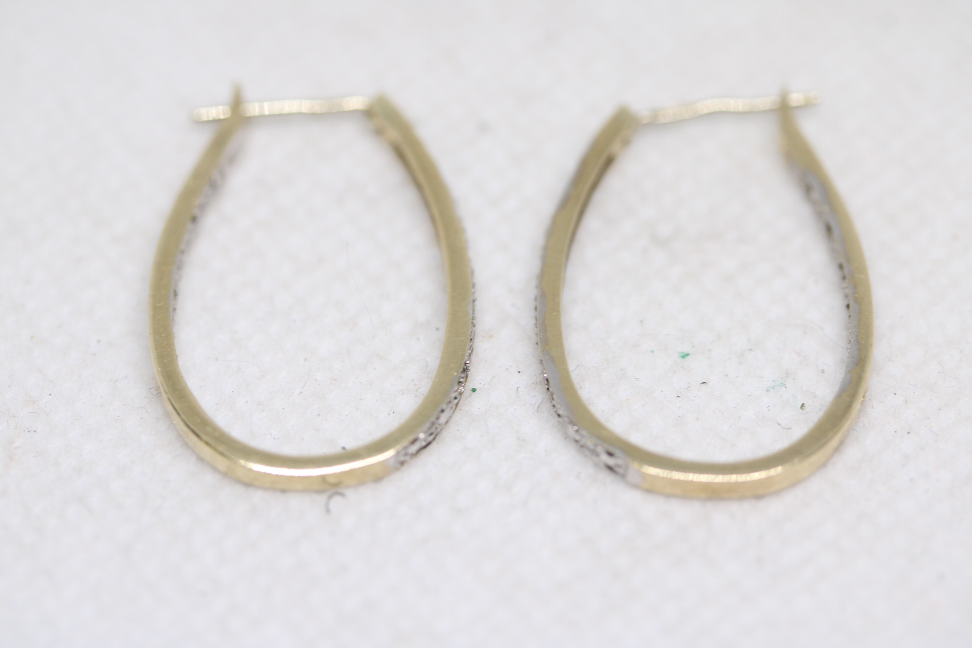 Pair of 9ct gold earrings Weight 3.5g