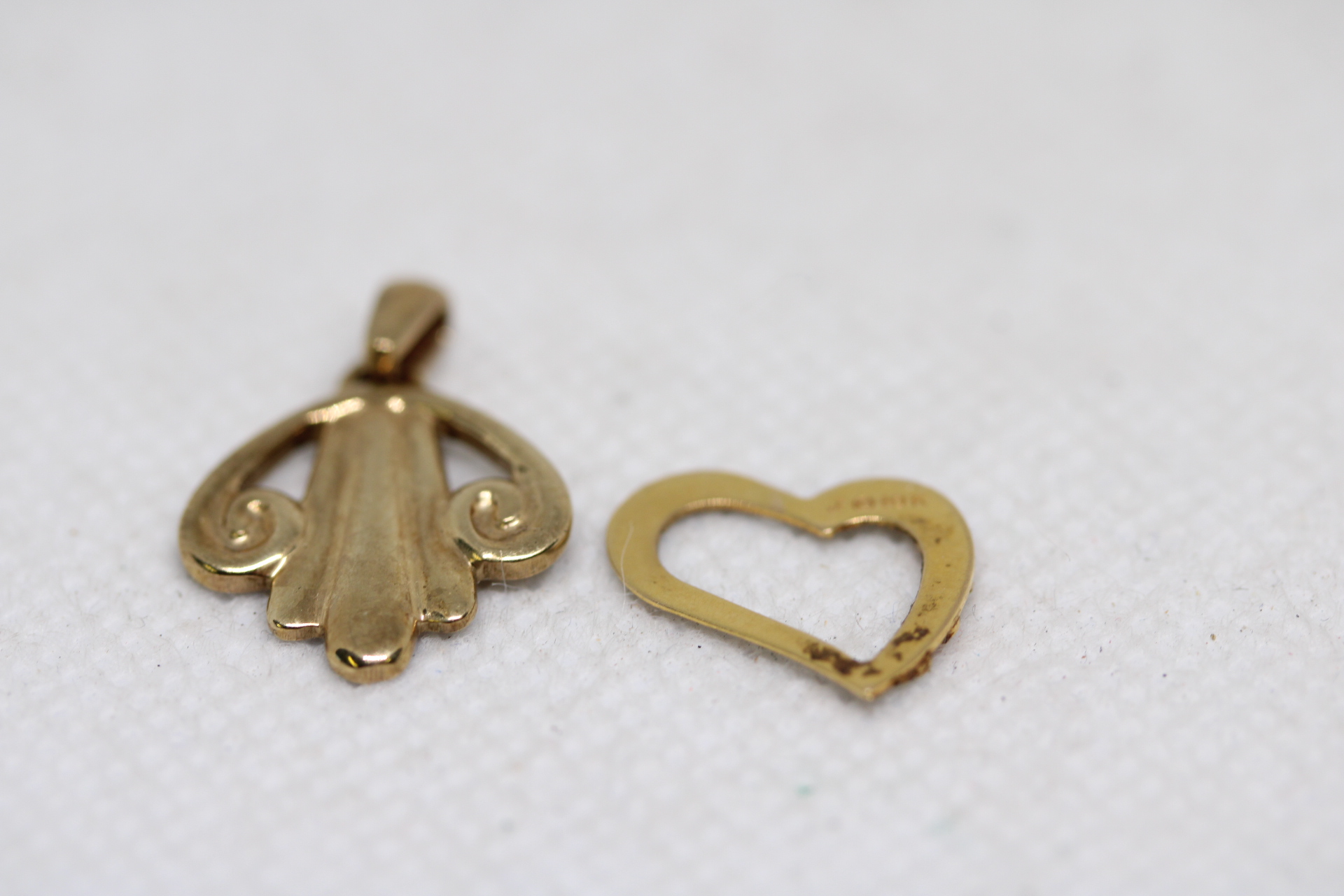 10ct Gold pendant & 9ct Gold pendant Weight 2.1g