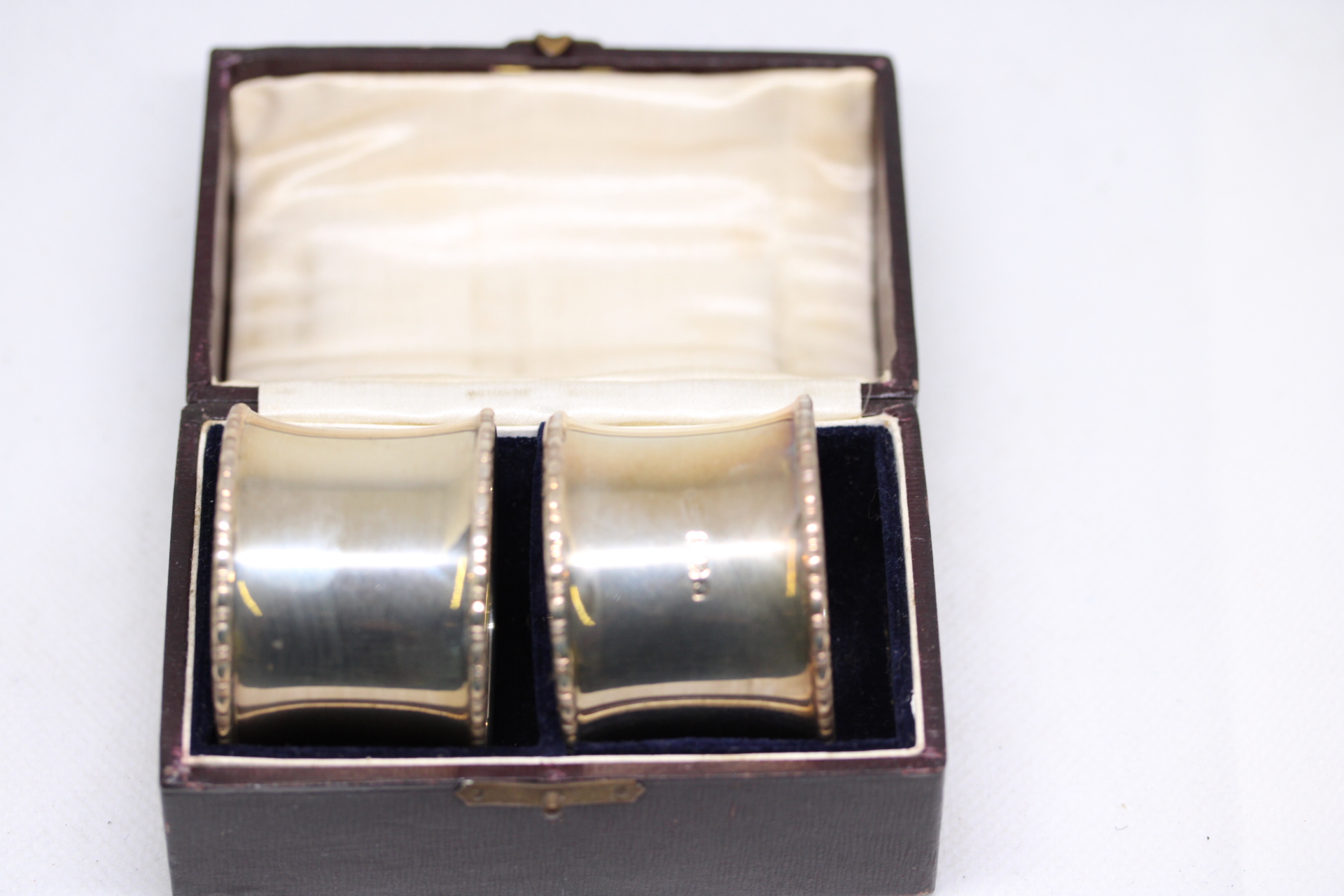 Cased set of silver napkin rings Weight 43g