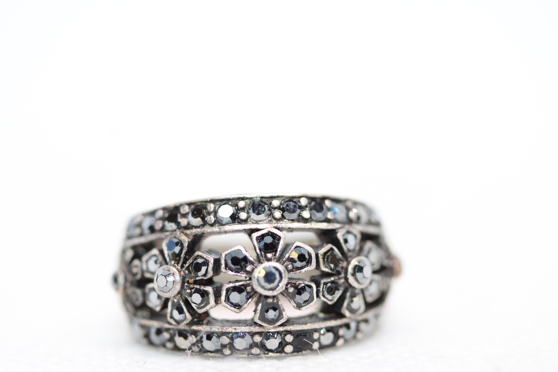 White metal dress ring set with blue stones