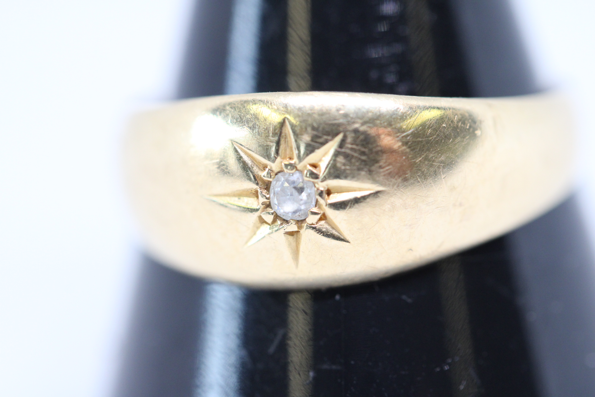 Edwardian 18ct Gold ring set with central diamond Weight 2.8g Size O