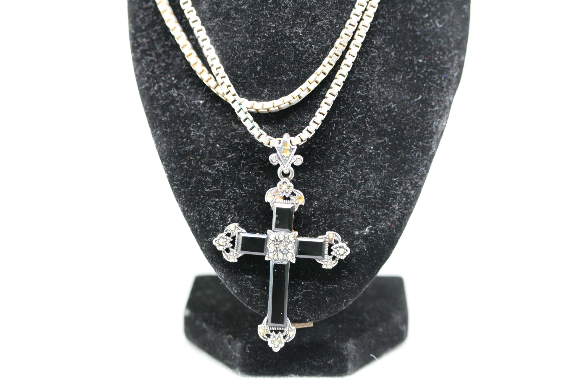 Silver chain & cross pendant