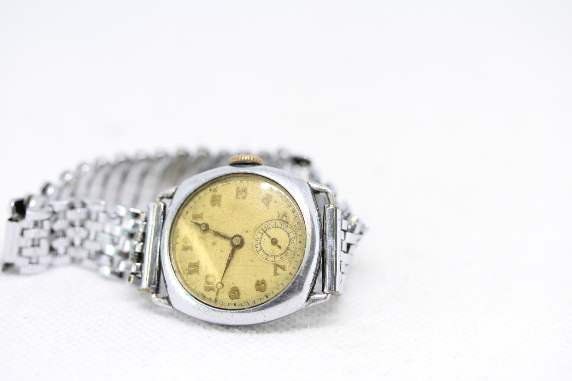 Vintage Chromium Cased Swiss Made 15 Jewel Mechanical watch with Sterile Dial.