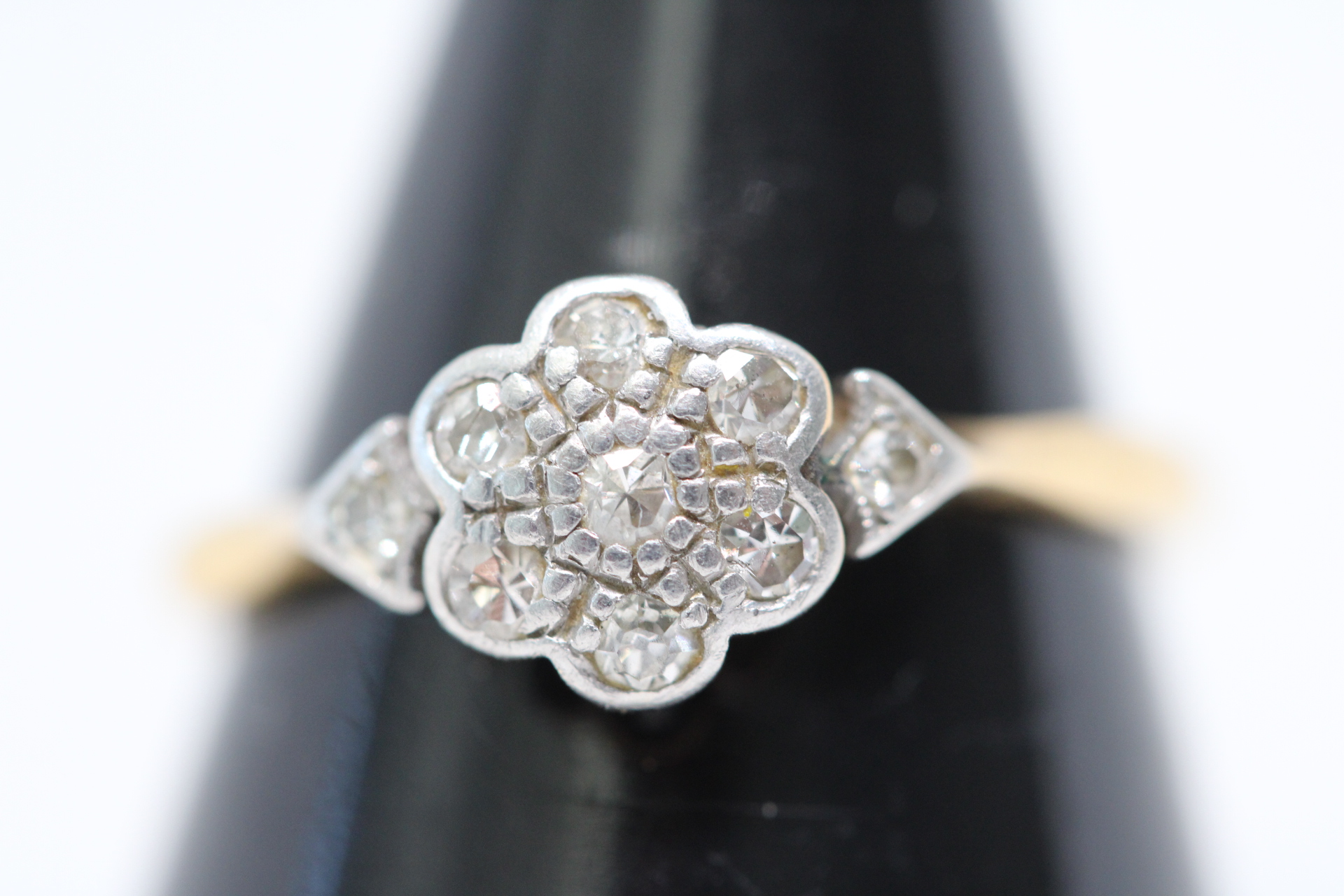 18ct Gold ring set with 9 small diamonds set in platinum Weight 2.3g Size N