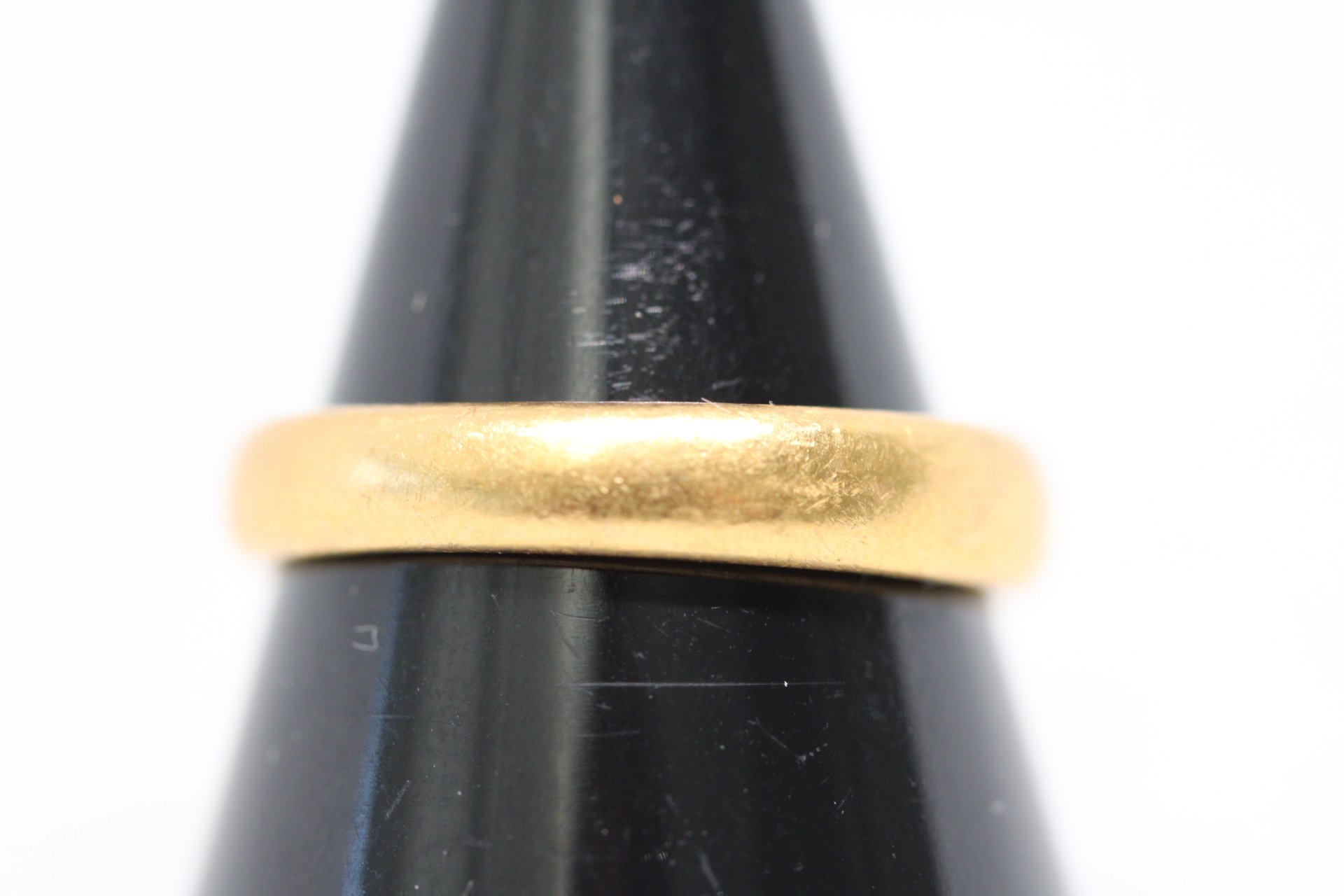 22ct Gold wedding band Weight 5.6g Size N.5