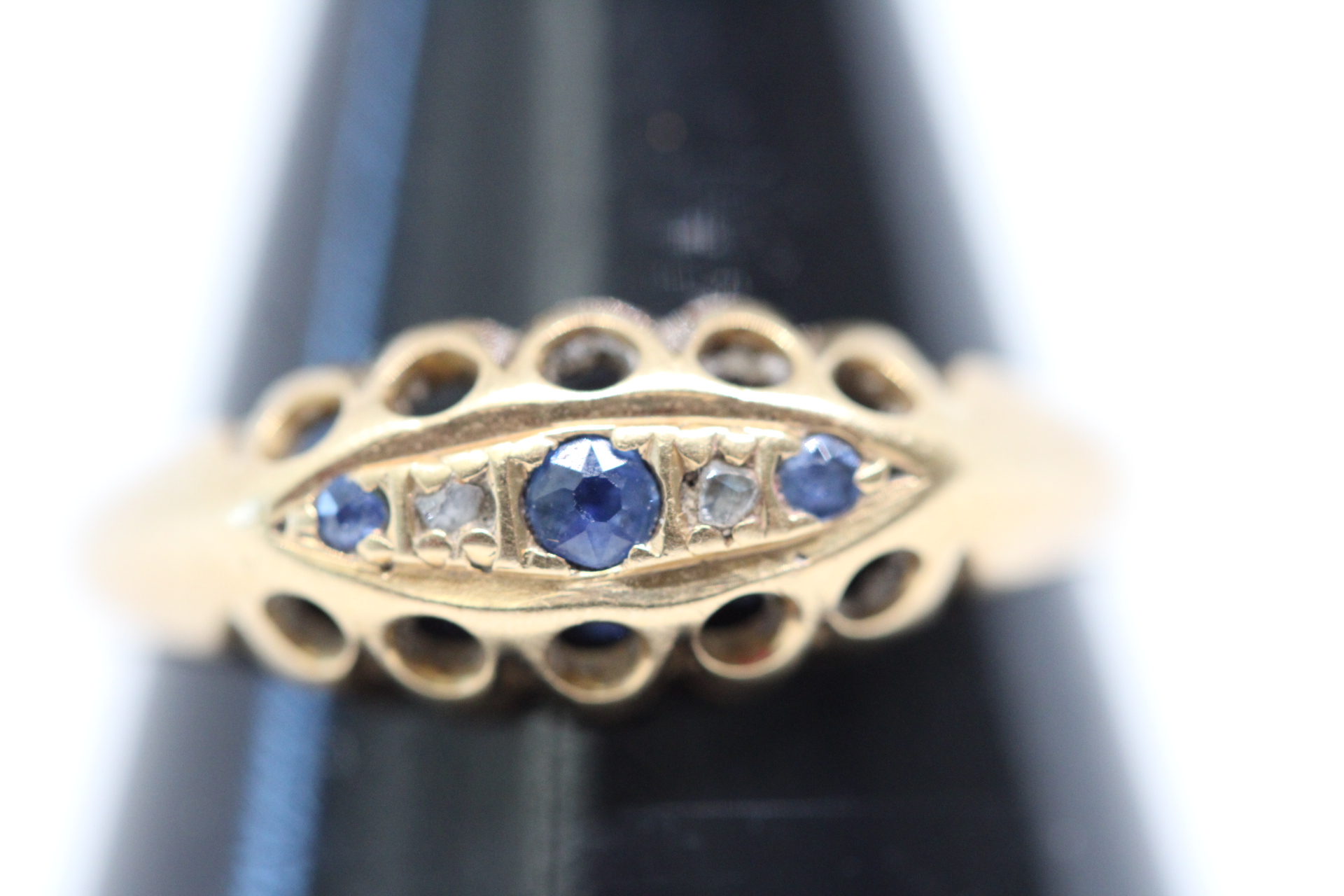 18ct Gold ring set with sapphire & 2 small diamonds Size O Weight 2.2g