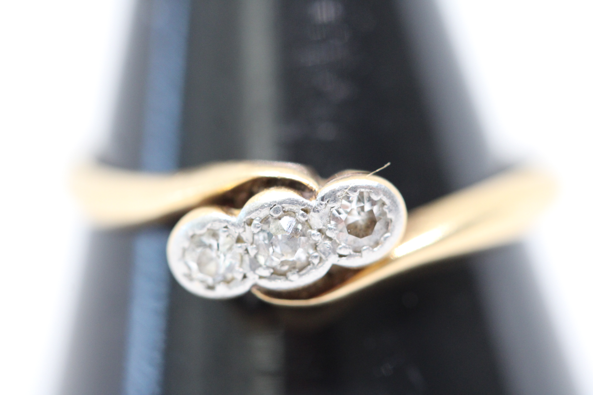 18ct Gold ring set with 3 diamonds Weight 2.2g Size Q