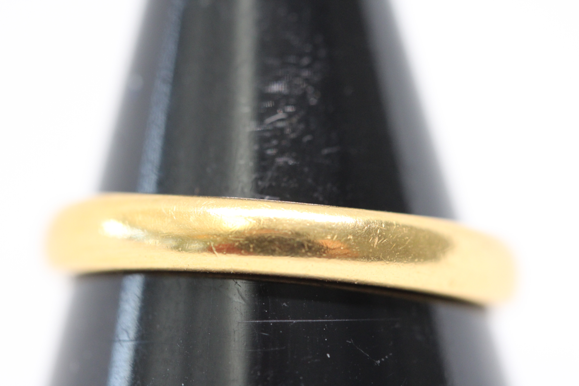 22ct Gold wedding band Weight 4.1g Size P.5