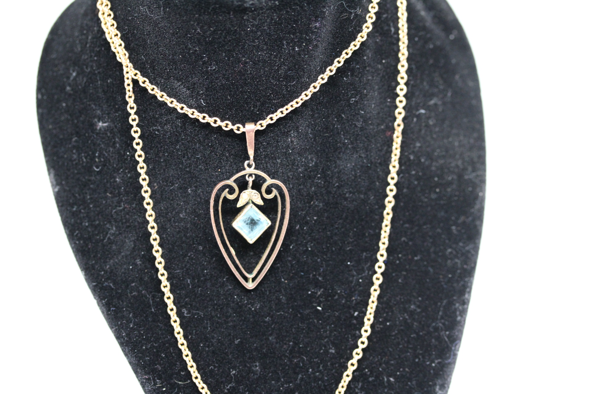 Yellow metal chain set with 9ct gold art nouveau pendant Weight 5.3g